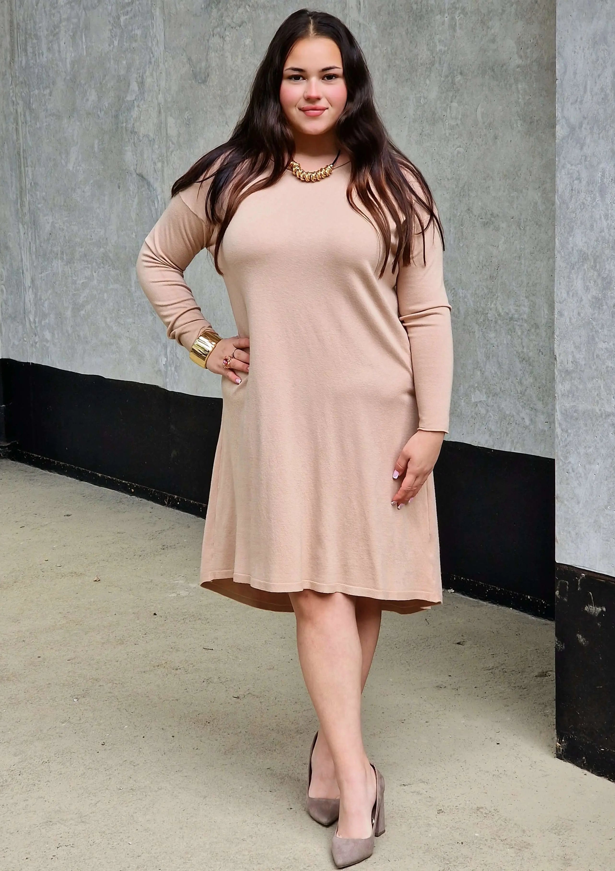 Dzianinowa sukienka w literkę A - beż Stylowa XL