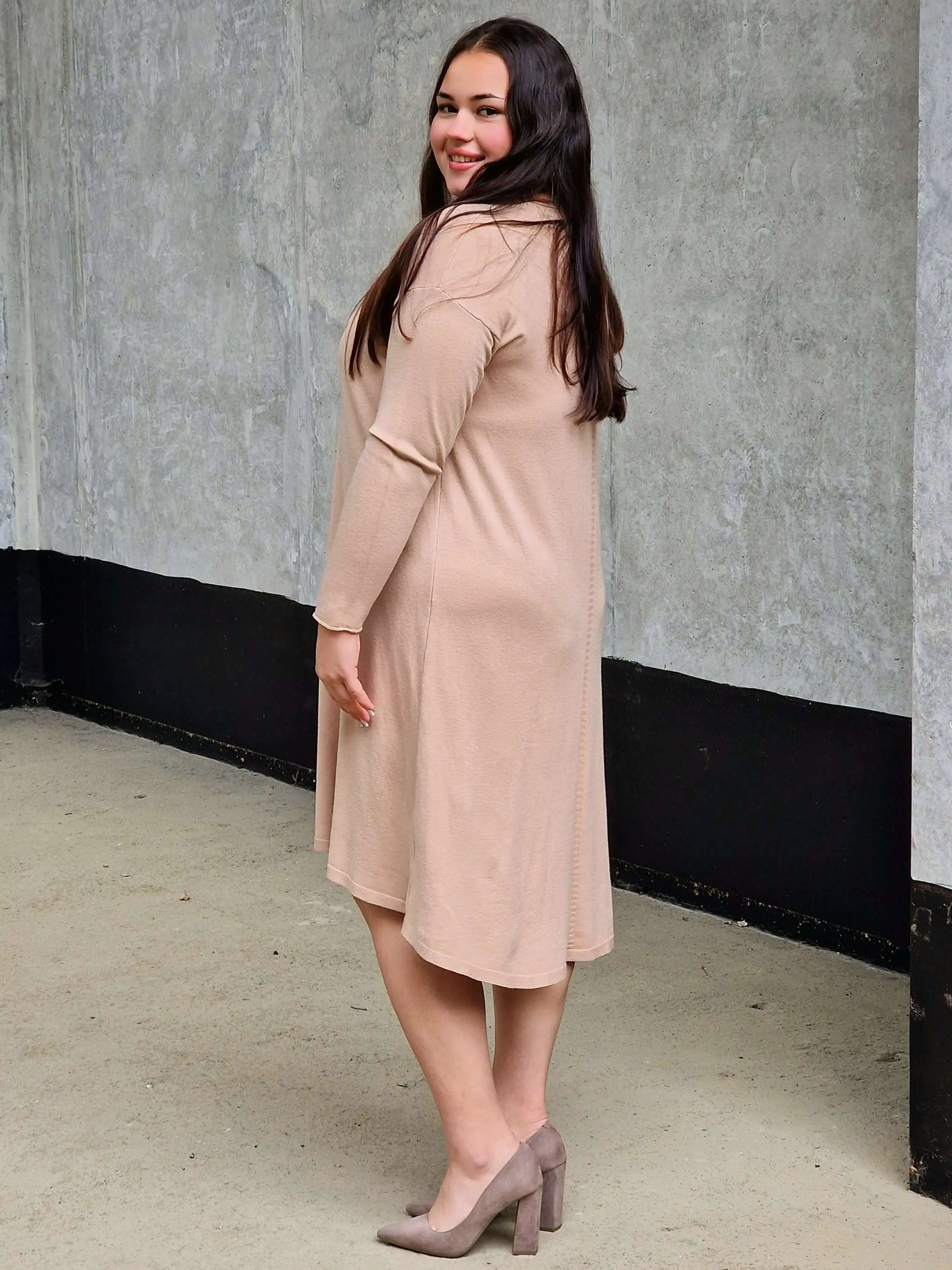 Dzianinowa sukienka w literkę A - beż Stylowa XL