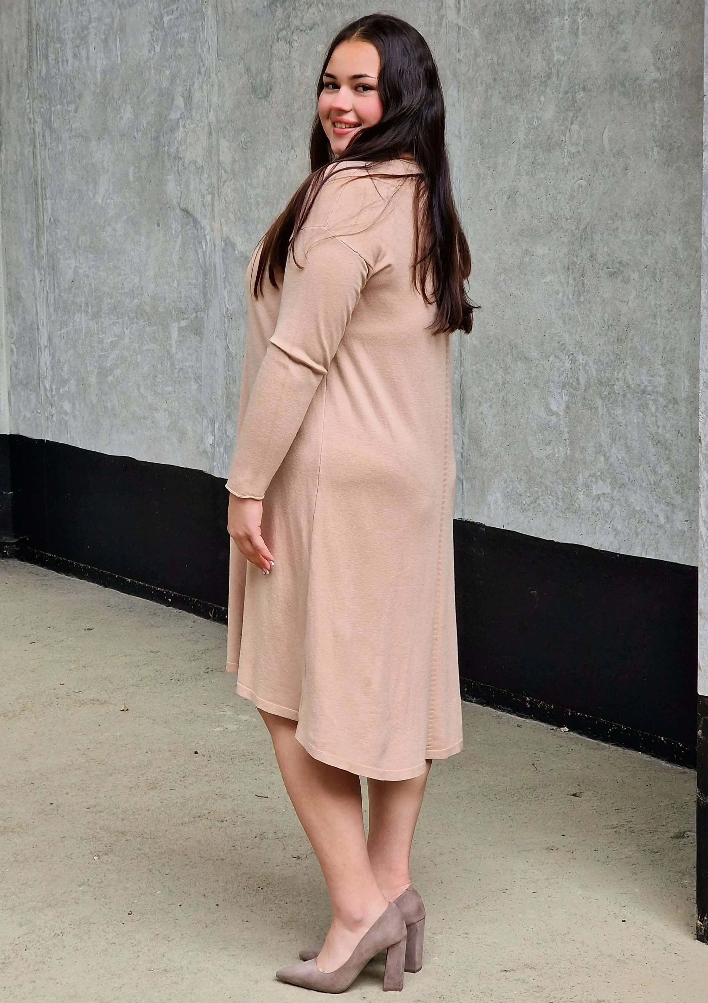 Dzianinowa sukienka w literkę A - beż Stylowa XL