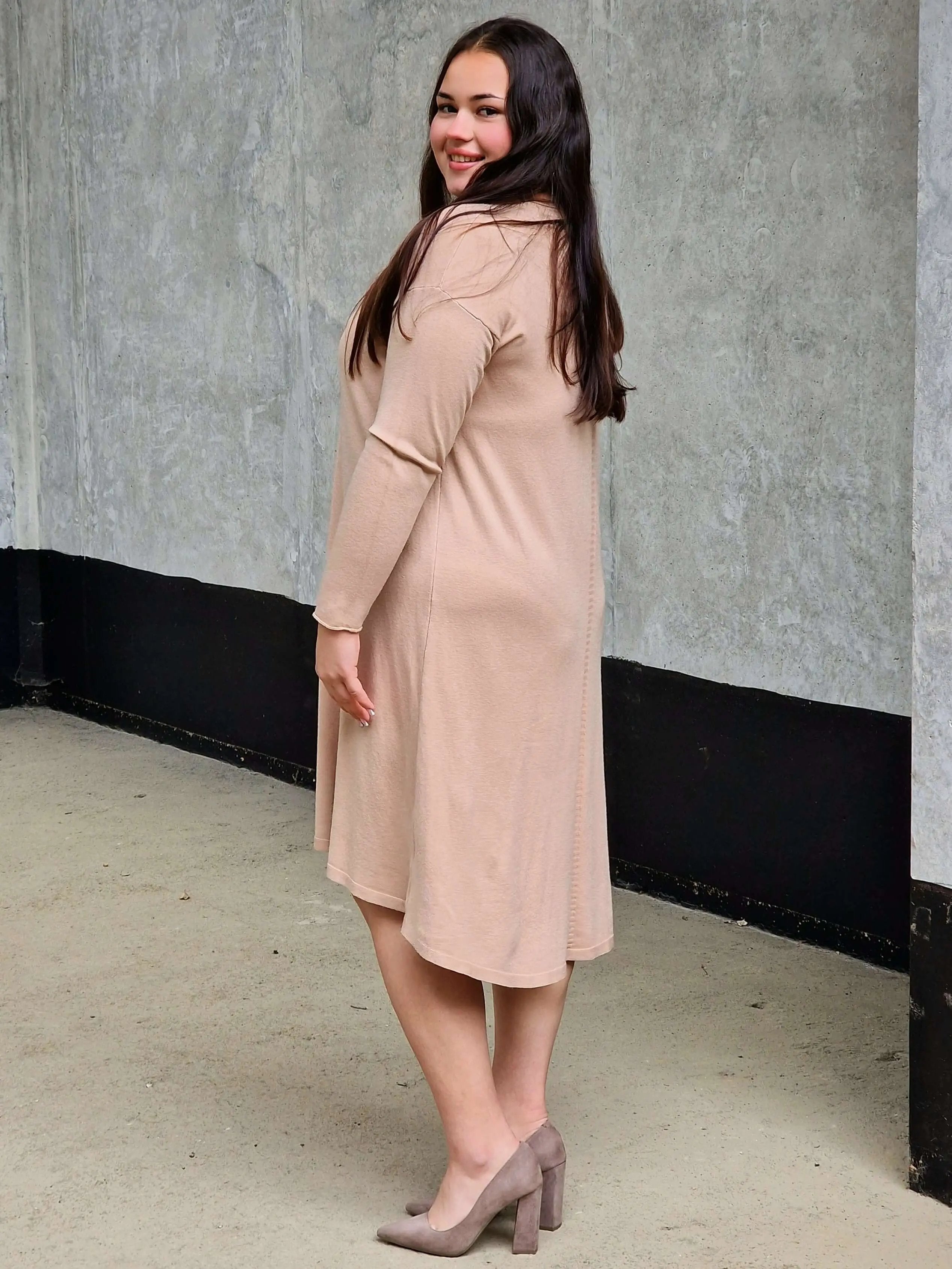 Dzianinowa sukienka w literkę A - beż Stylowa XL