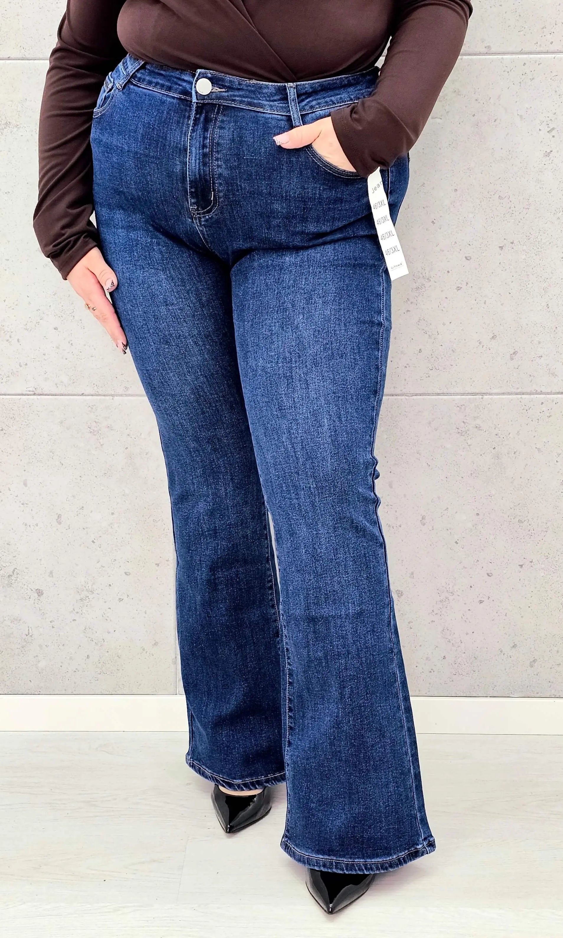 Dżinsowe spodnie dzwony XXL – modelujące i wysmuklające spodnie plus size Stylowa XL