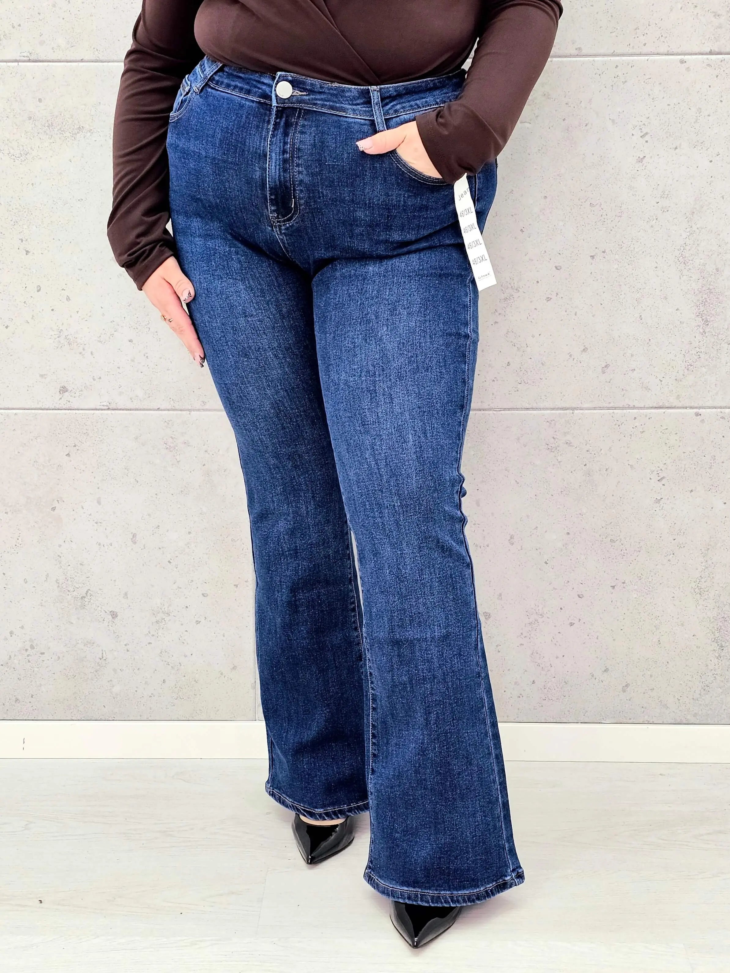 Dżinsowe spodnie dzwony XXL – modelujące i wysmuklające spodnie plus size Stylowa XL