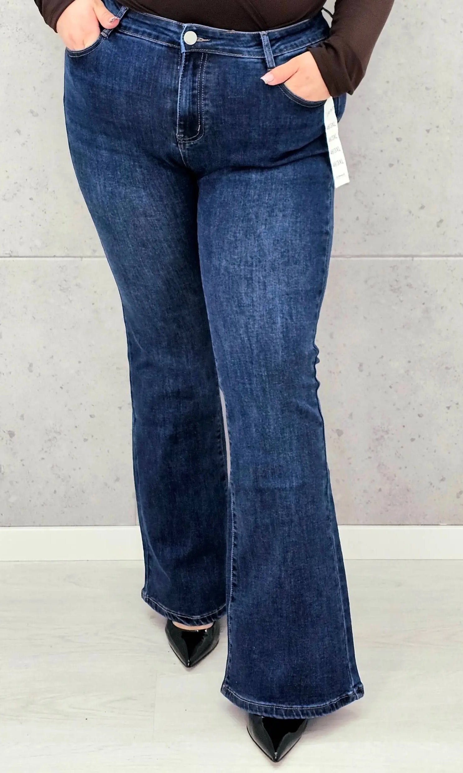 Dżinsowe spodnie dzwony XXL – modelujące i wysmuklające spodnie plus size Stylowa XL