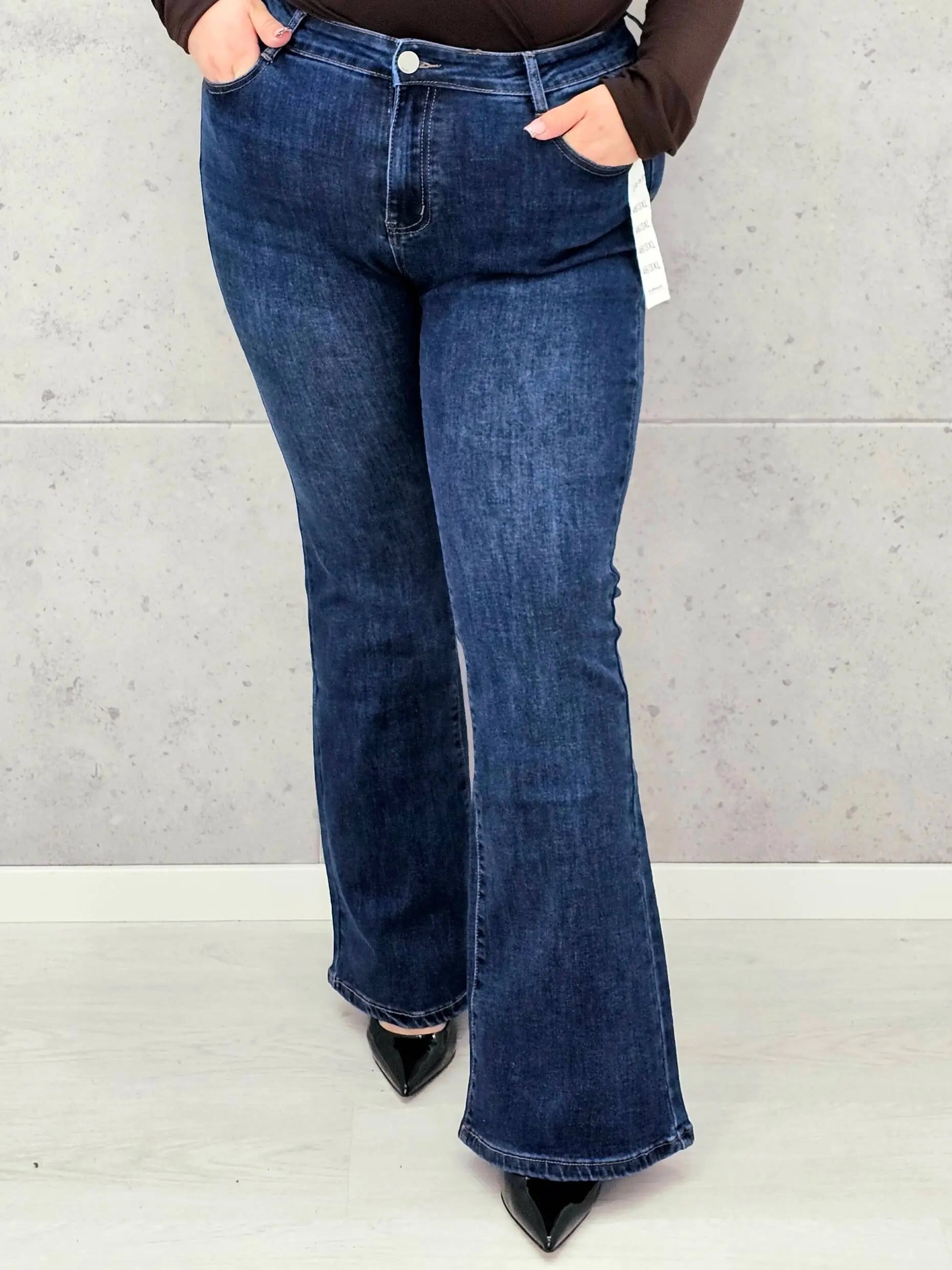 Dżinsowe spodnie dzwony XXL – modelujące i wysmuklające spodnie plus size Stylowa XL