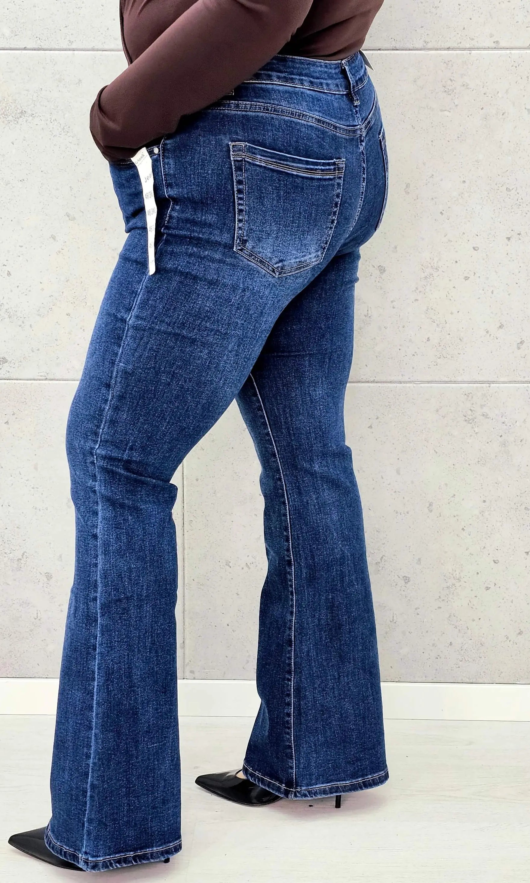 Dżinsowe spodnie dzwony XXL – modelujące i wysmuklające spodnie plus size Stylowa XL