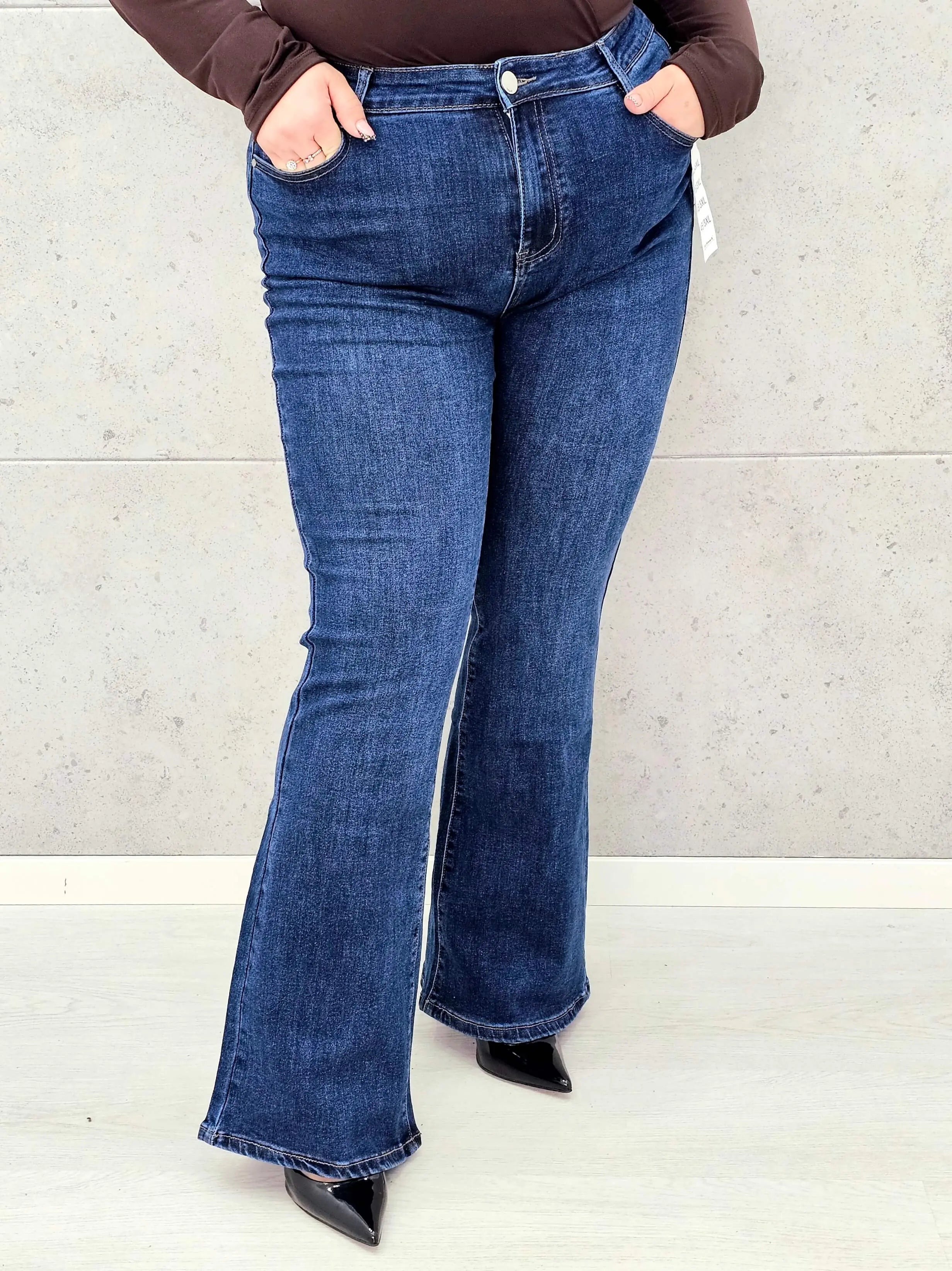 Dżinsowe spodnie dzwony XXL – modelujące i wysmuklające spodnie plus size Stylowa XL