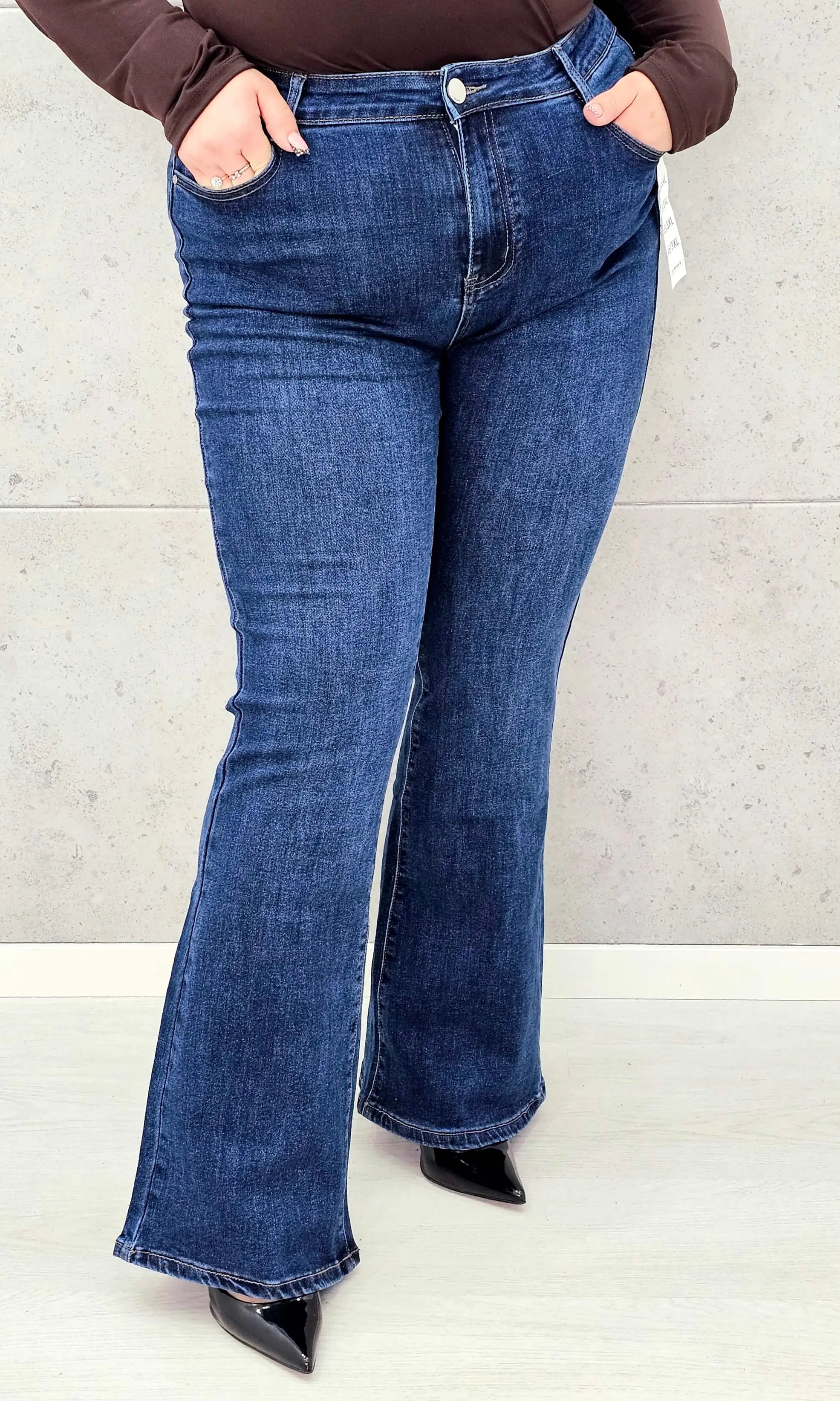 Dżinsowe spodnie dzwony XXL – modelujące i wysmuklające spodnie plus size Stylowa XL