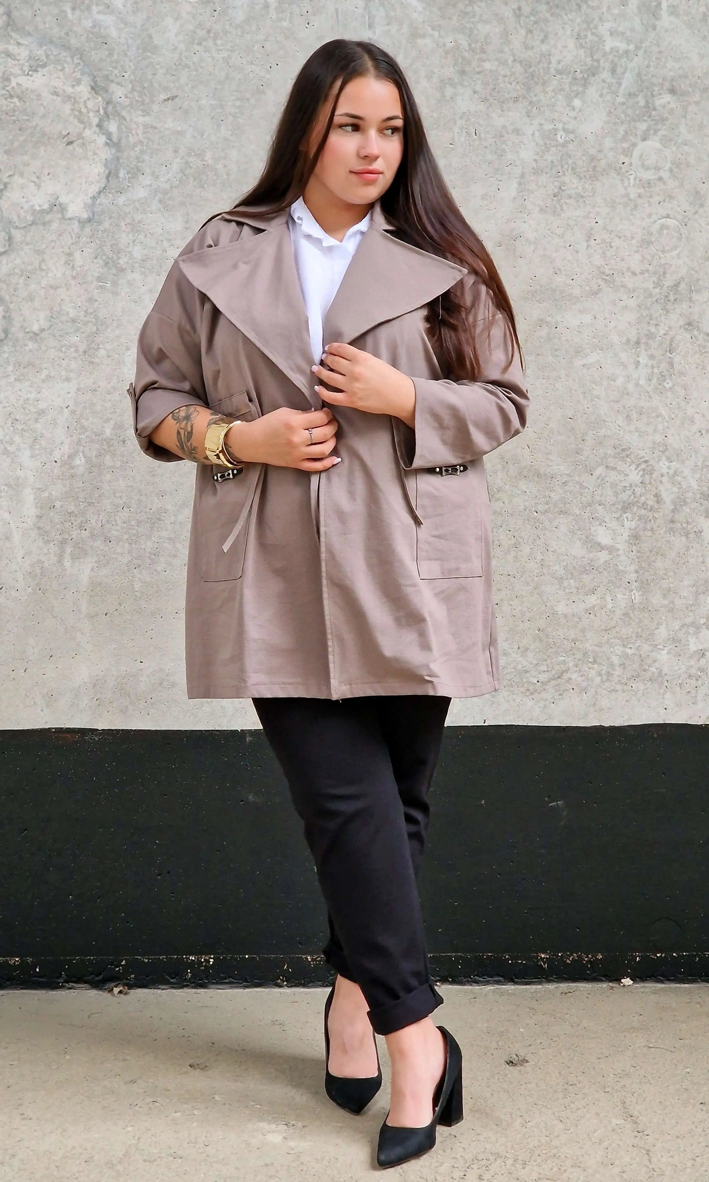 Elegancka Narzutka Plus Size Ciemny Beż- Styl i Komfort Stylowa XL