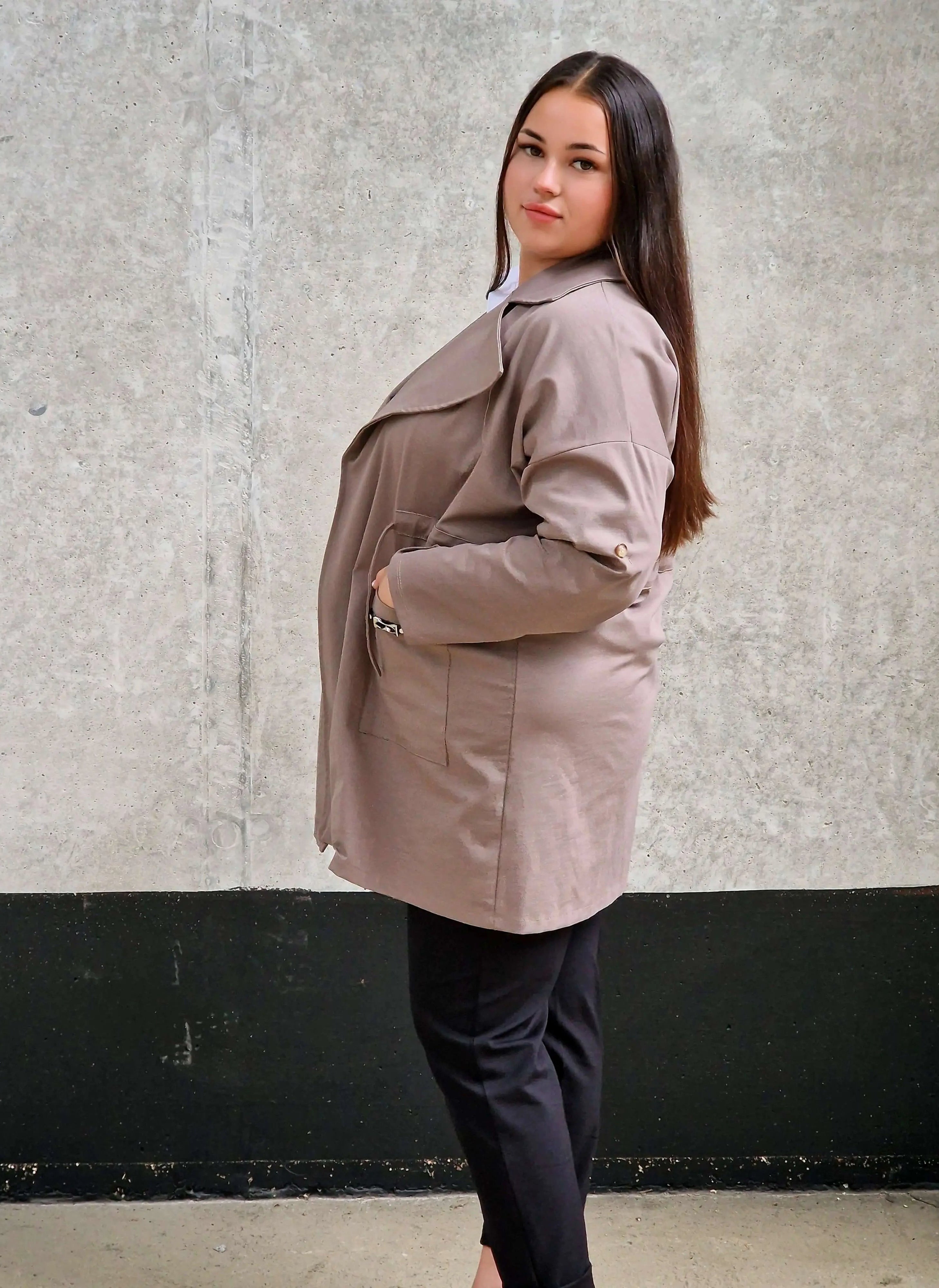 Elegancka Narzutka Plus Size Ciemny Beż- Styl i Komfort Stylowa XL