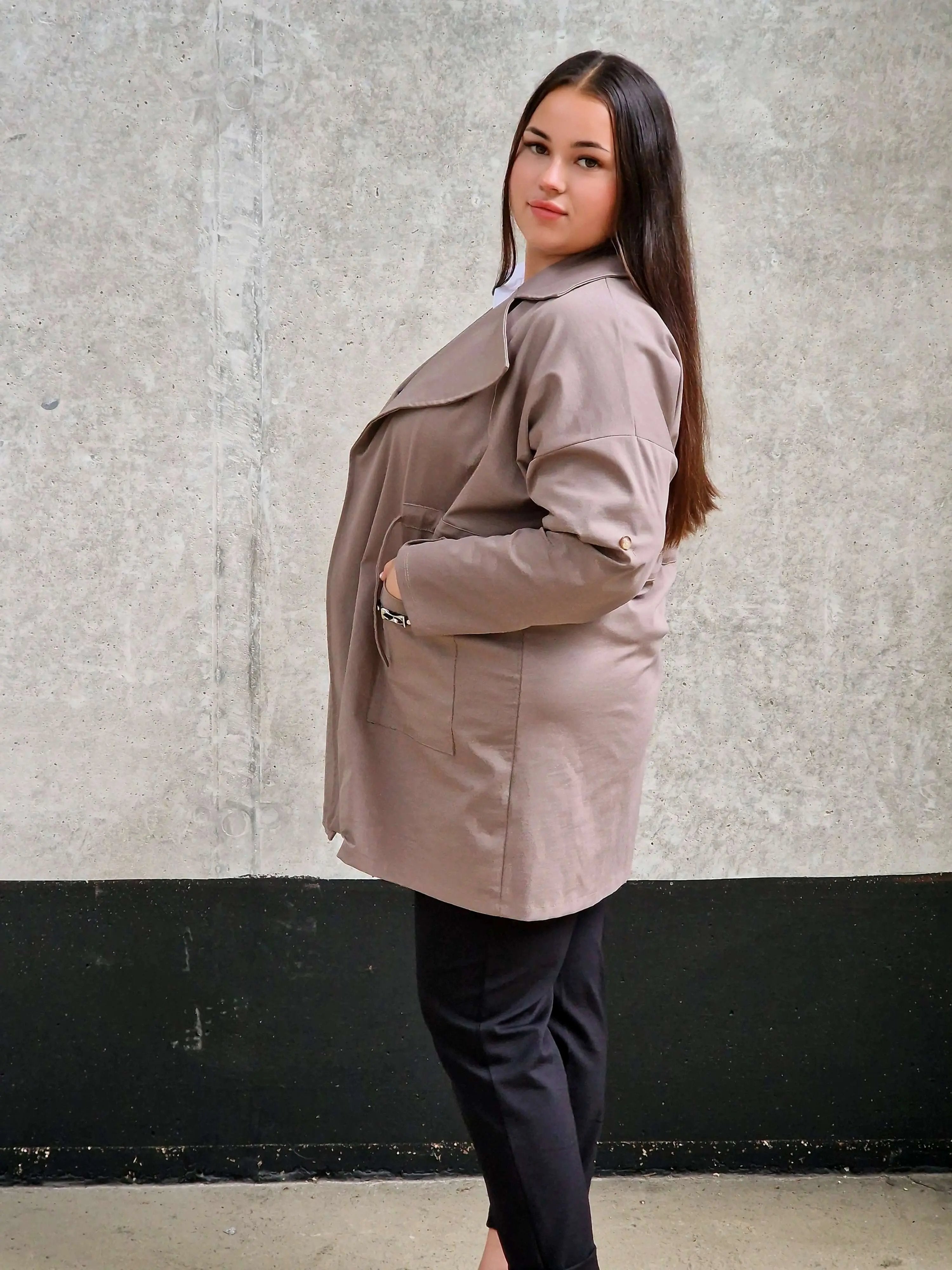 Elegancka Narzutka Plus Size Ciemny Beż- Styl i Komfort Stylowa XL