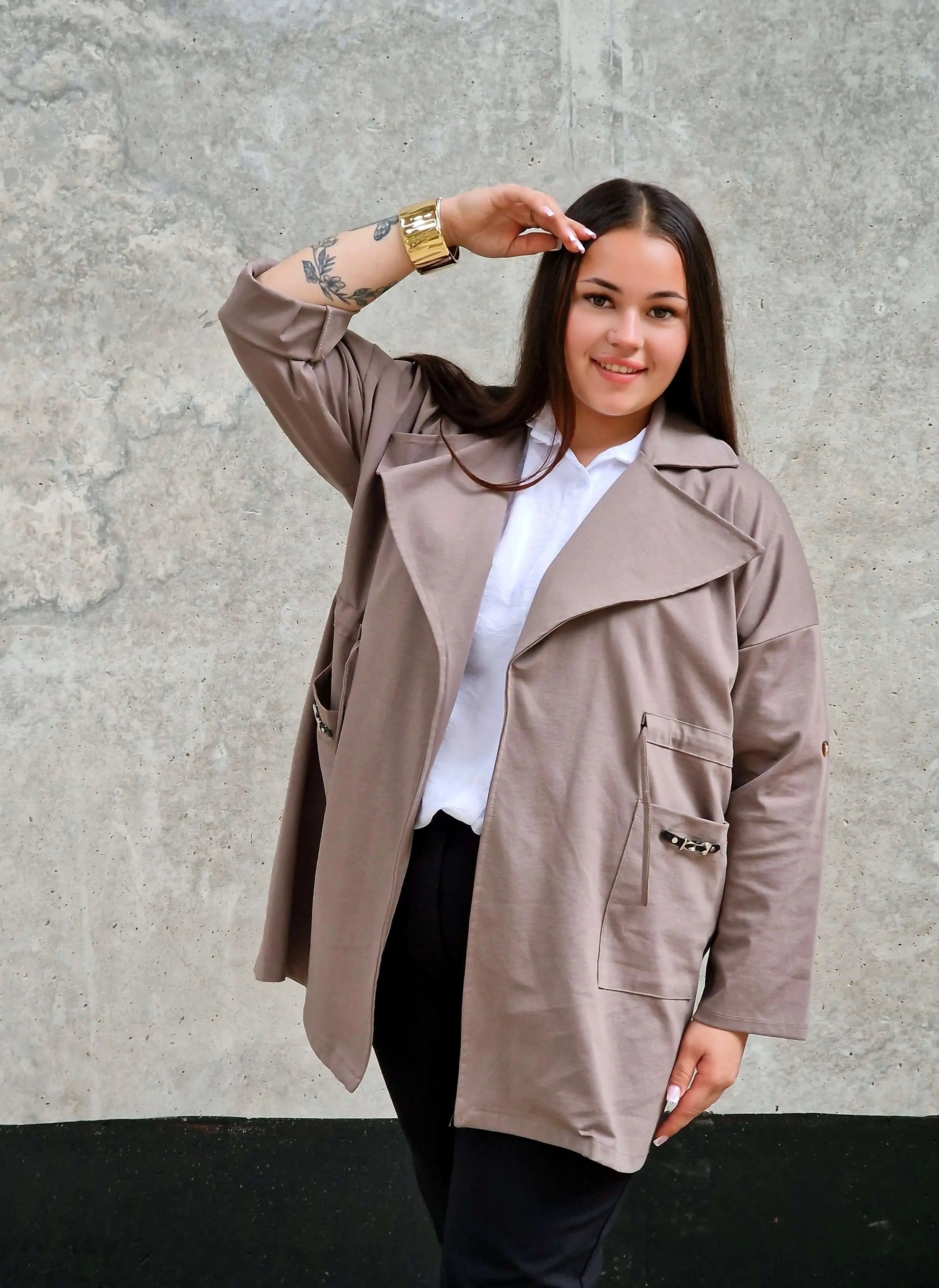 Elegancka Narzutka Plus Size Ciemny Beż- Styl i Komfort Stylowa XL