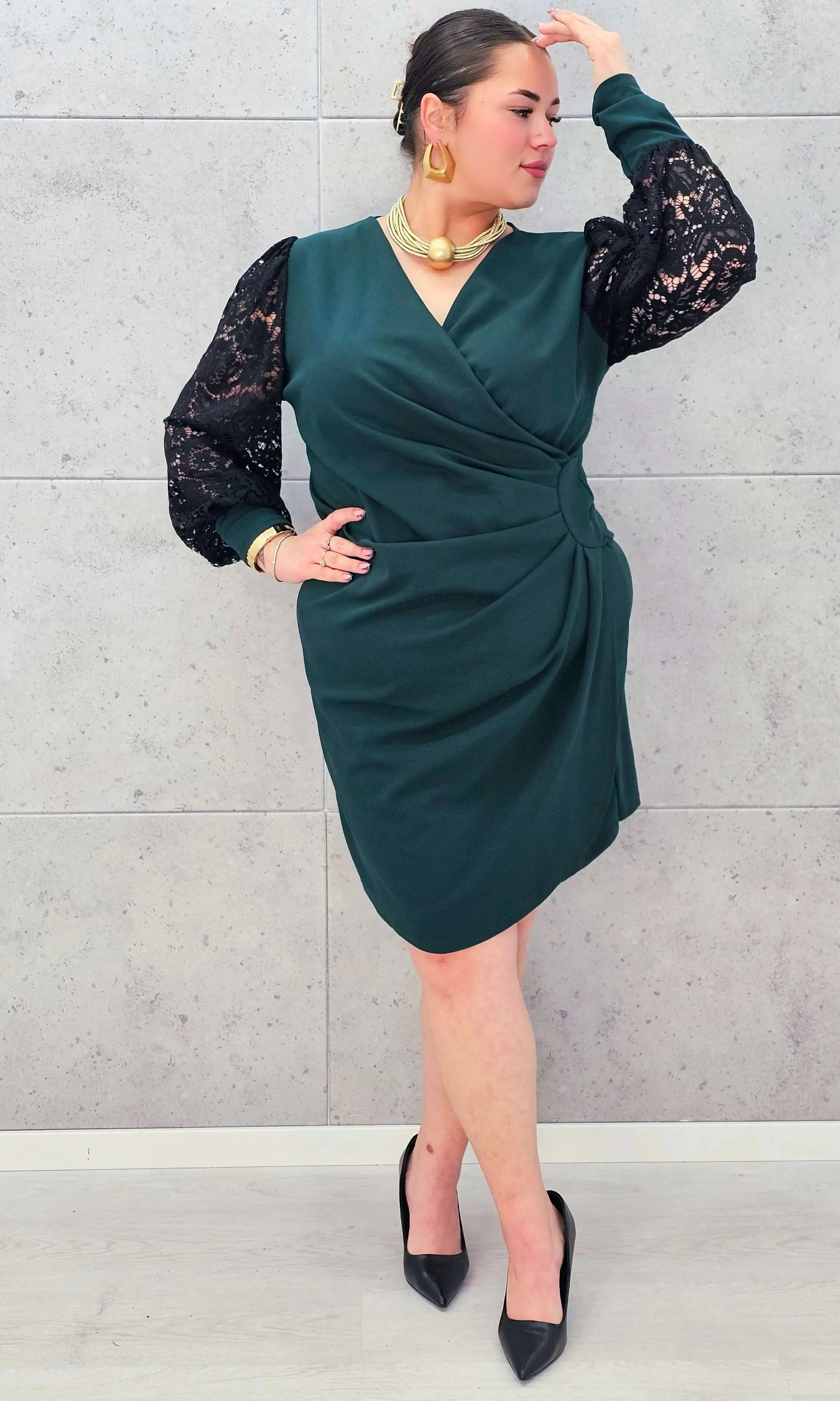 Elegancka Sukienka plus size z Drapowanym Dekoltem i Koronkowymi Rękawami Stylowa XL