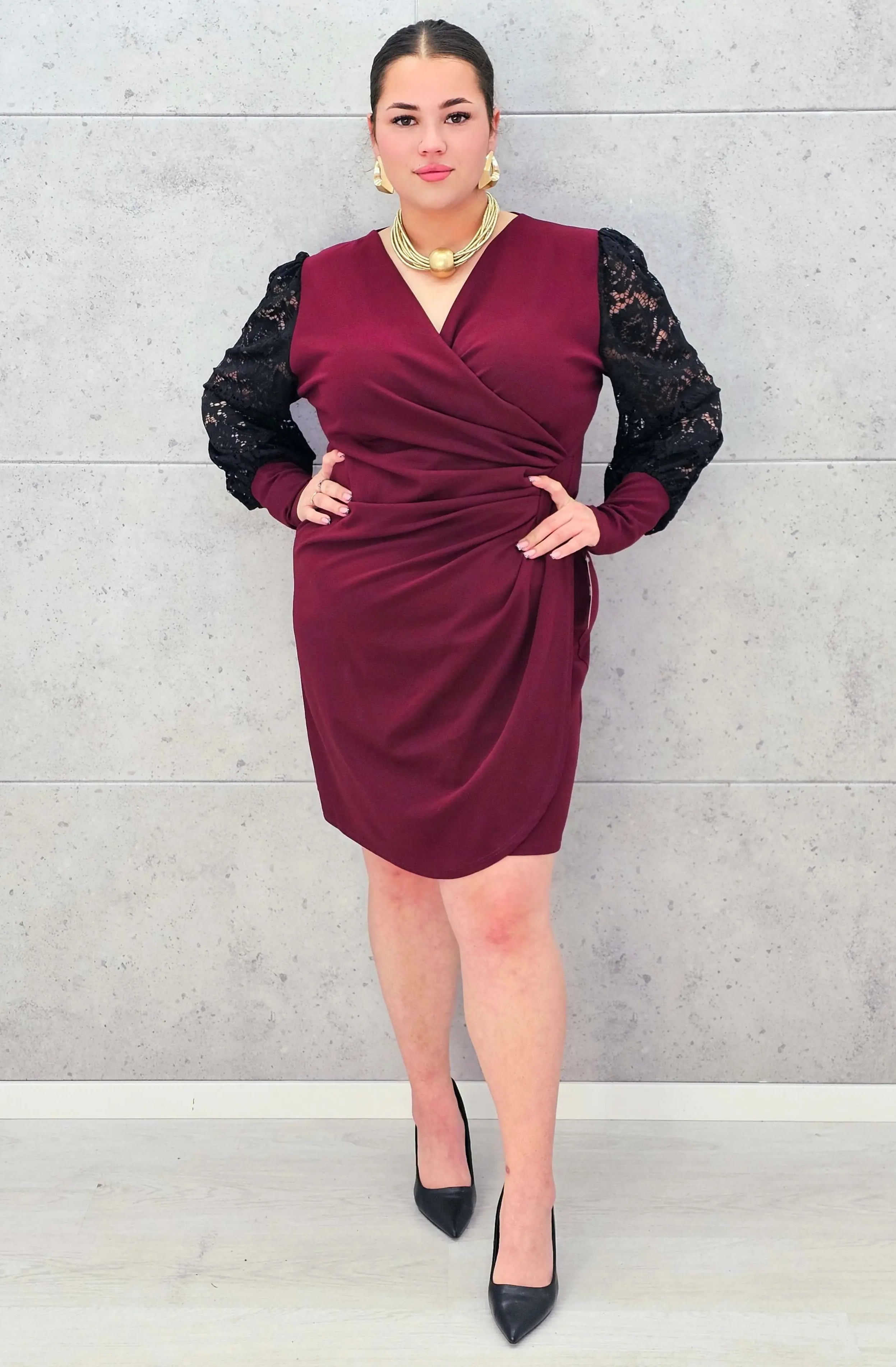 Elegancka Sukienka plus size z Drapowanym Dekoltem i Koronkowymi Rękawami Stylowa XL