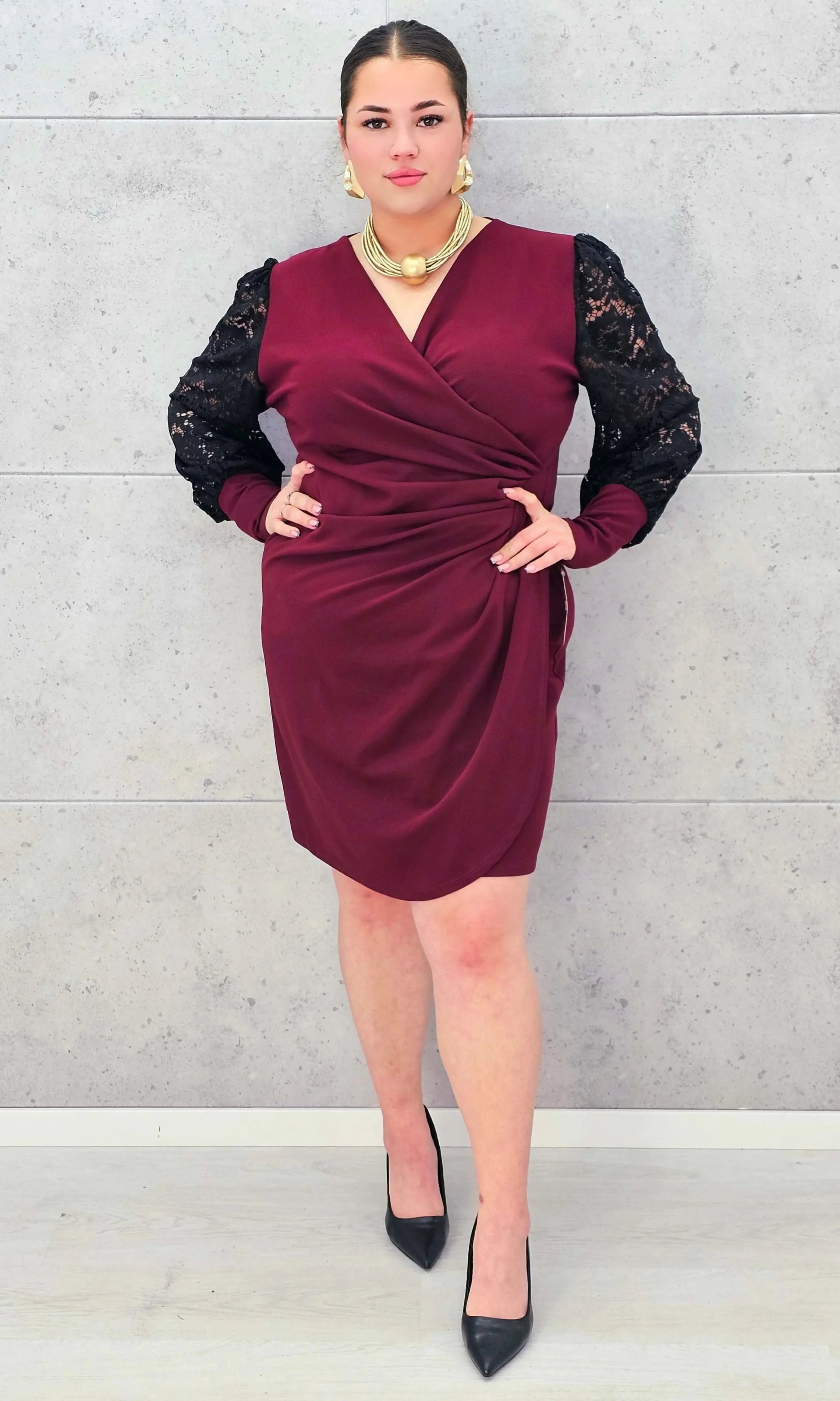 Elegancka Sukienka plus size z Drapowanym Dekoltem i Koronkowymi Rękawami Stylowa XL