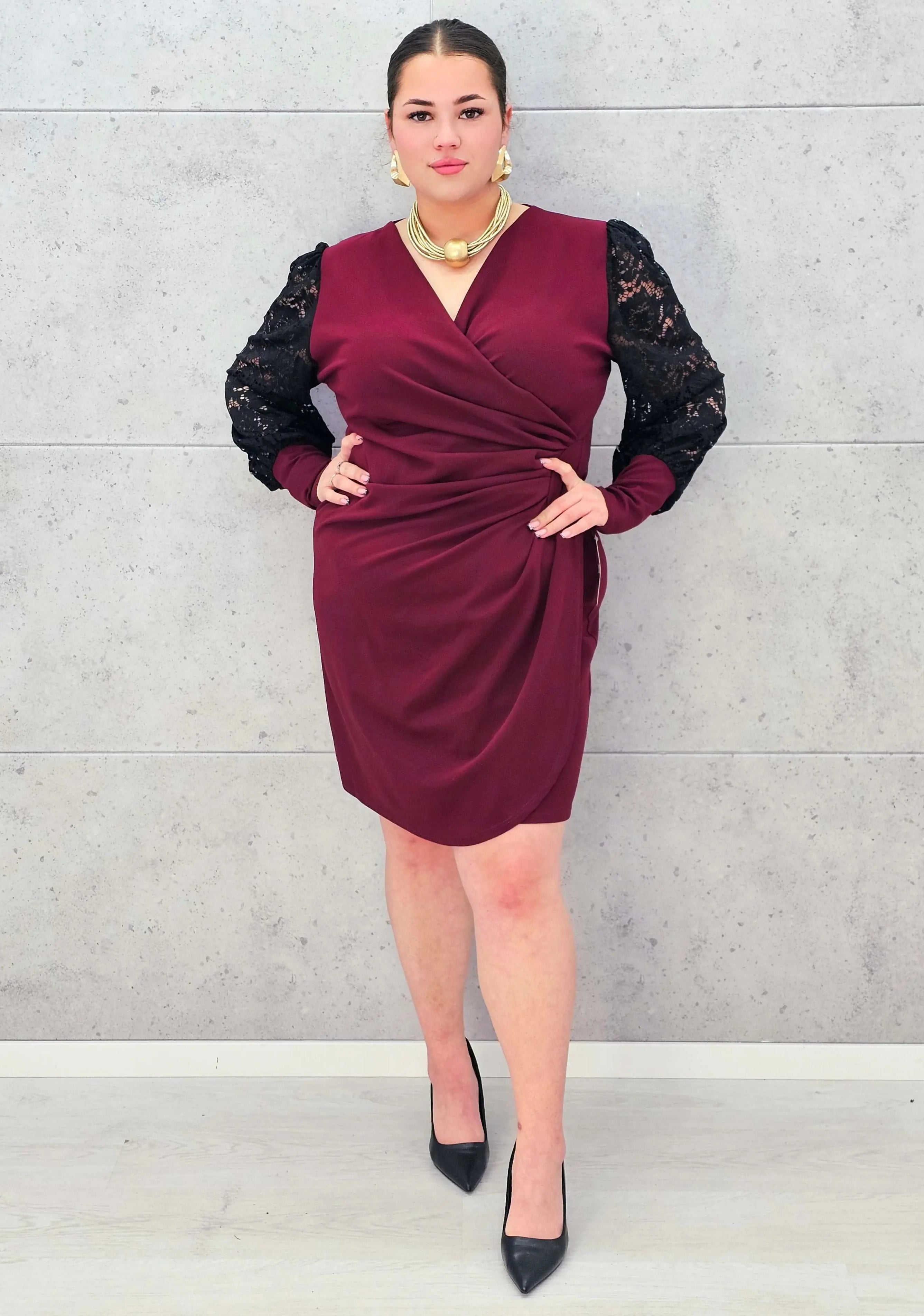 Elegancka Sukienka plus size z Drapowanym Dekoltem i Koronkowymi Rękawami Stylowa XL