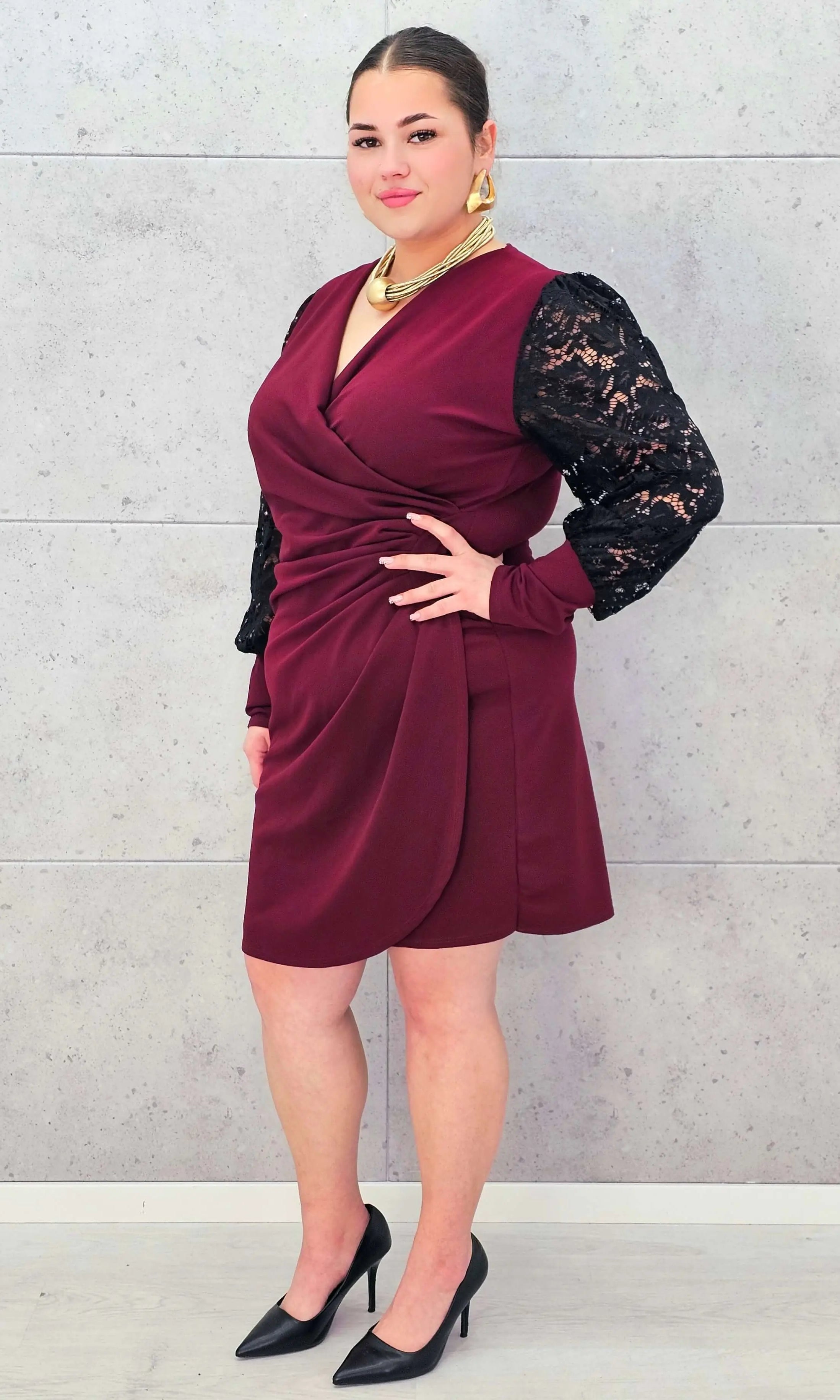 Elegancka Sukienka plus size z Drapowanym Dekoltem i Koronkowymi Rękawami Stylowa XL