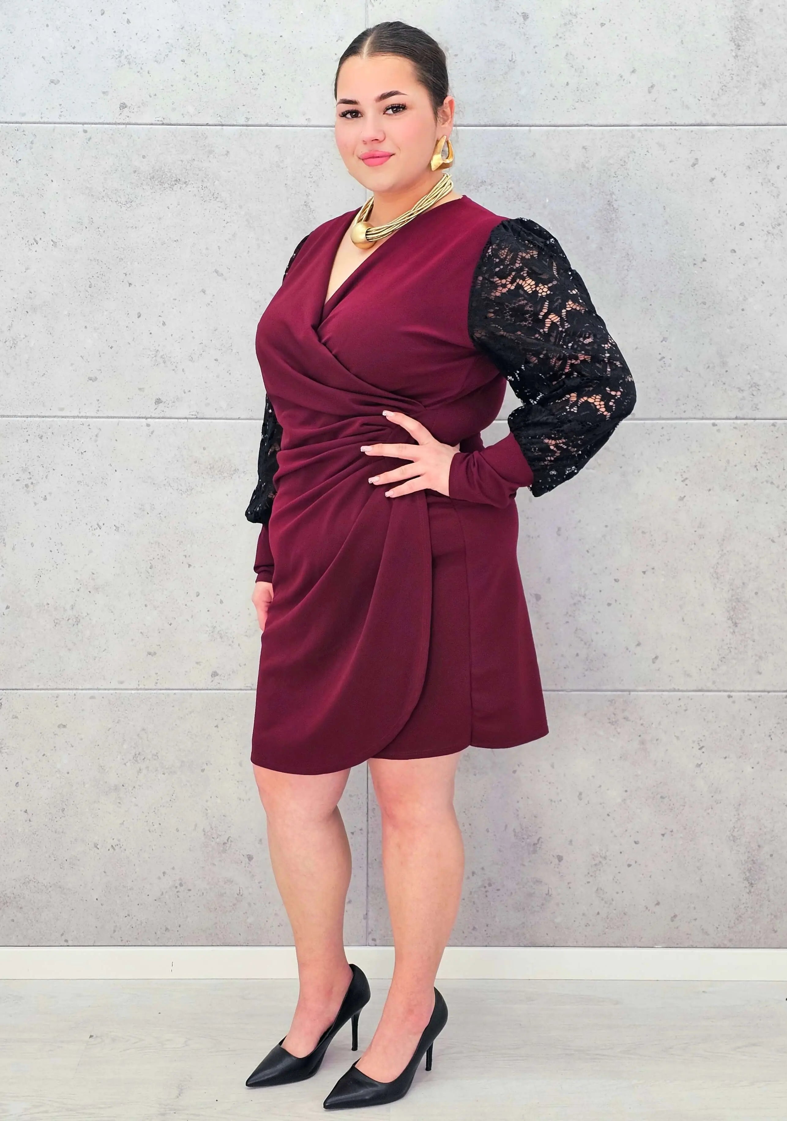 Elegancka Sukienka plus size z Drapowanym Dekoltem i Koronkowymi Rękawami Stylowa XL