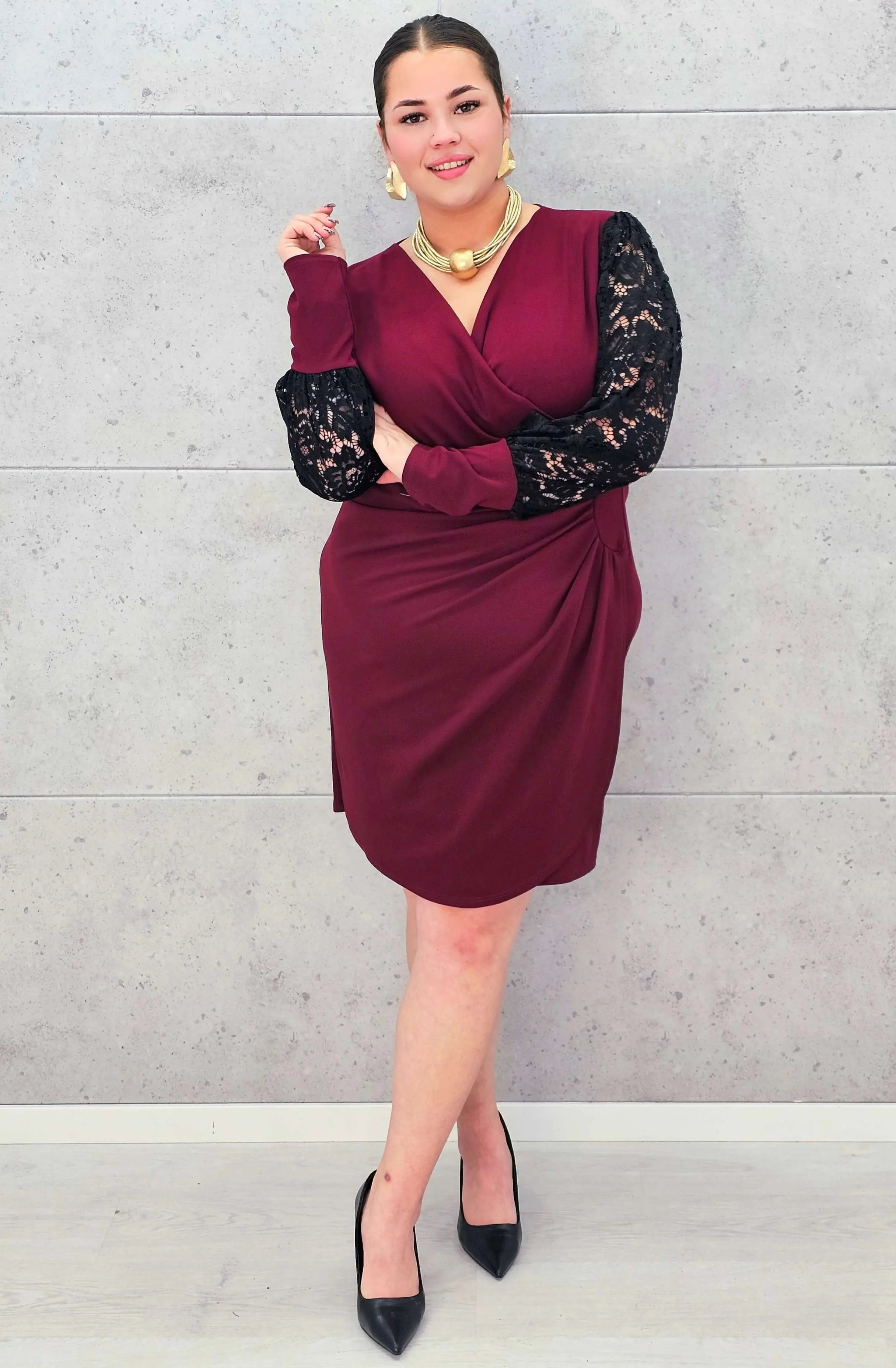 Elegancka Sukienka plus size z Drapowanym Dekoltem i Koronkowymi Rękawami Stylowa XL
