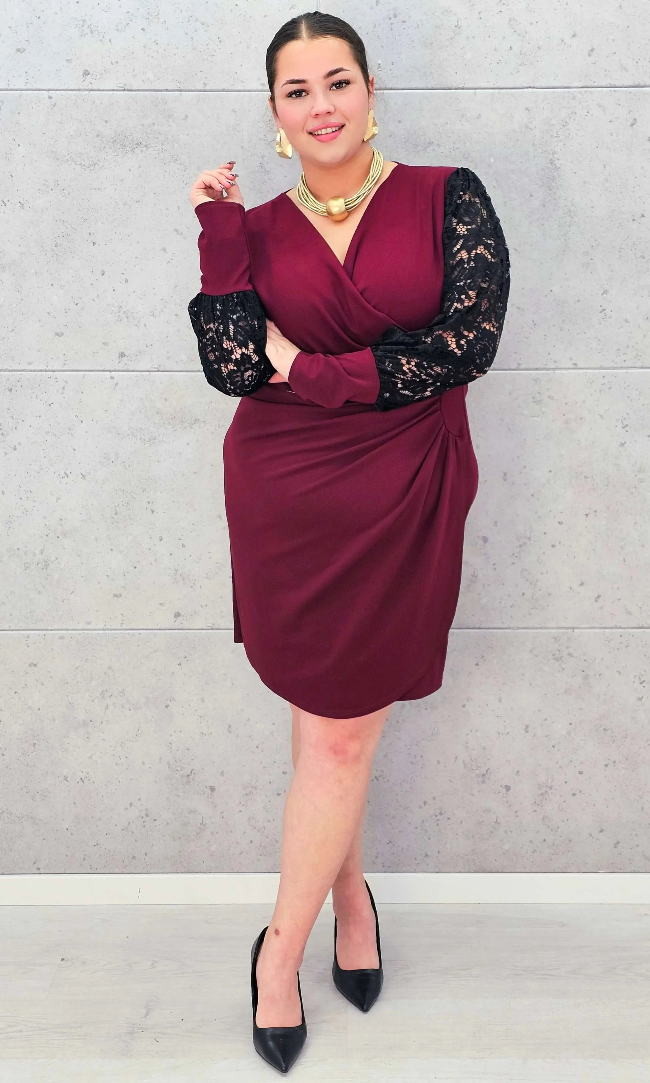 Elegancka Sukienka plus size z Drapowanym Dekoltem i Koronkowymi Rękawami Stylowa XL