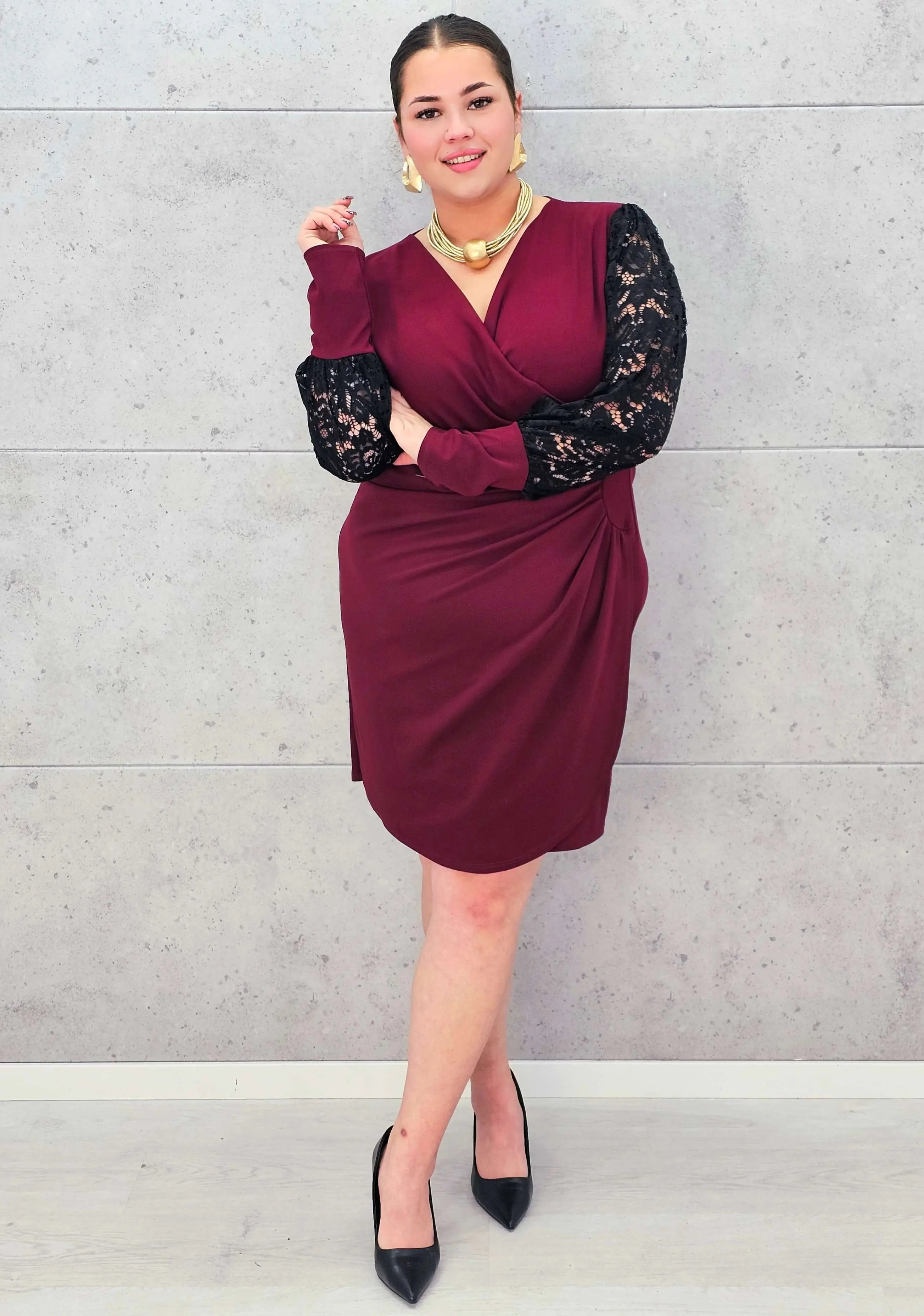 Elegancka Sukienka plus size z Drapowanym Dekoltem i Koronkowymi Rękawami Stylowa XL