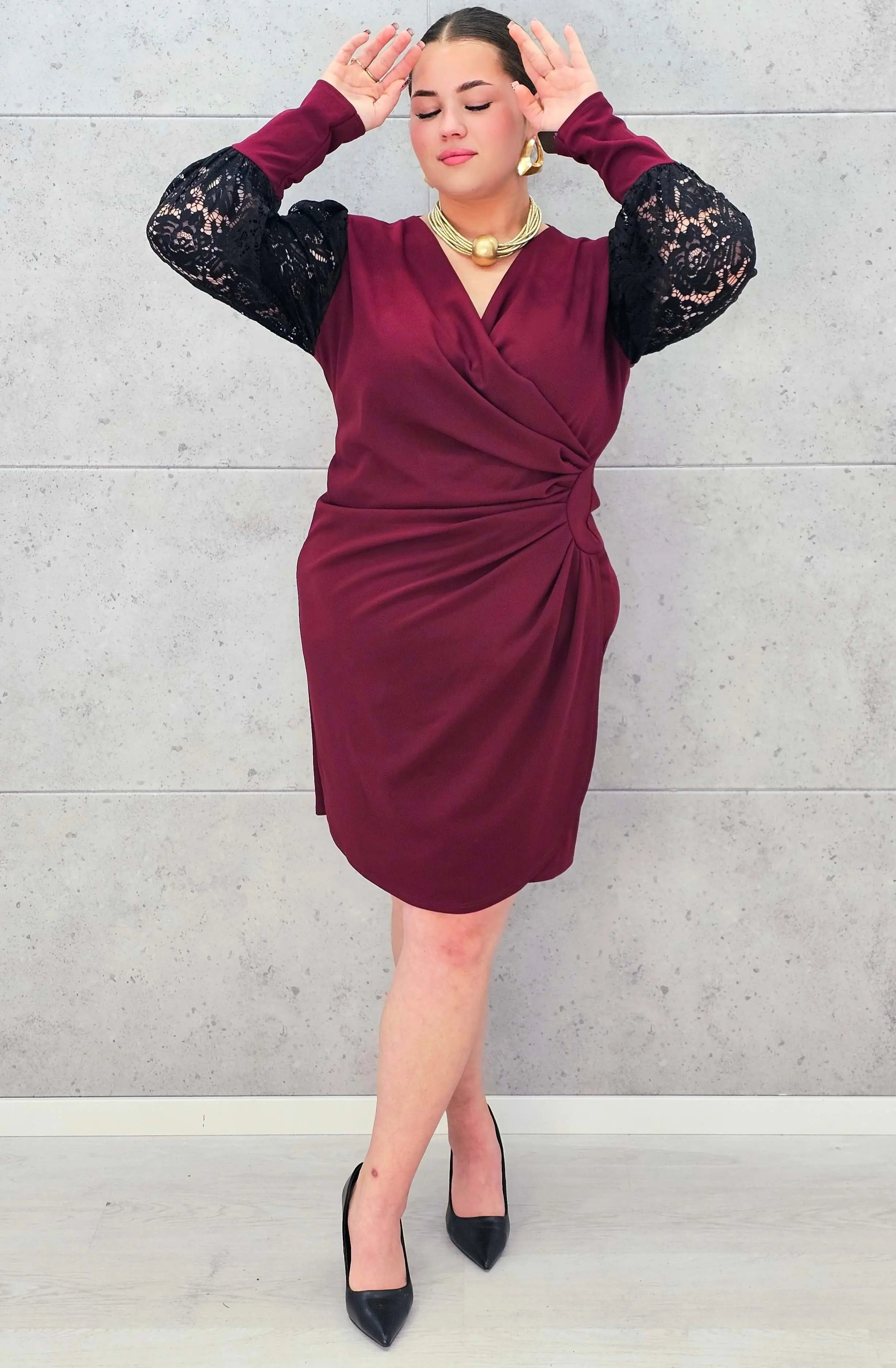 Elegancka Sukienka plus size z Drapowanym Dekoltem i Koronkowymi Rękawami Stylowa XL