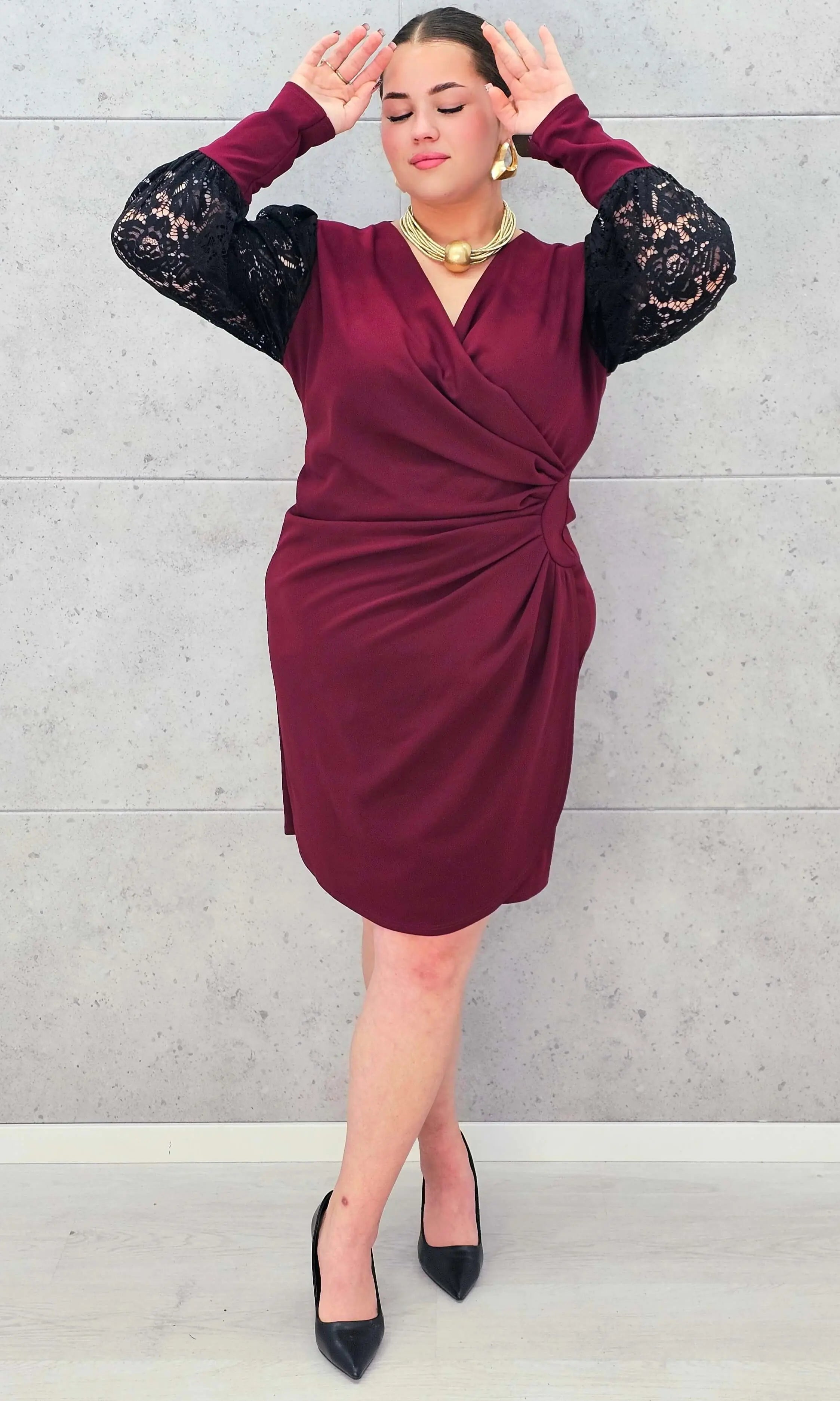 Elegancka Sukienka plus size z Drapowanym Dekoltem i Koronkowymi Rękawami Stylowa XL