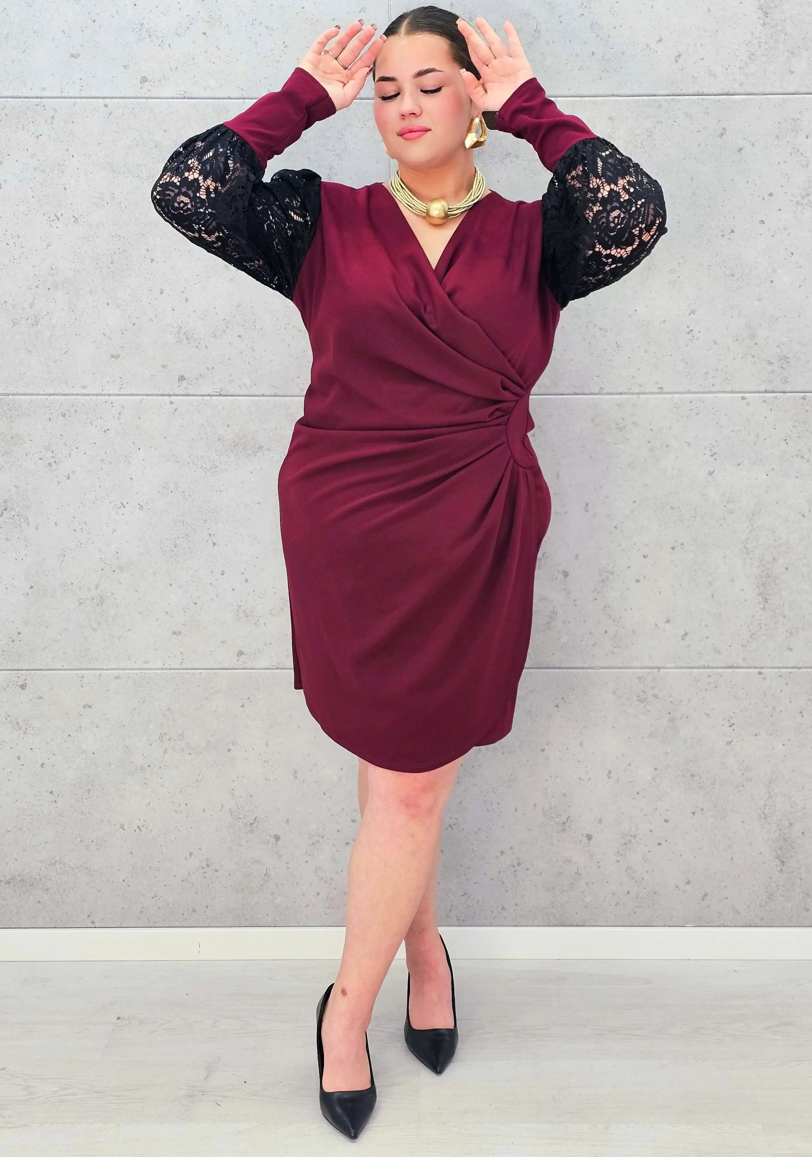 Elegancka Sukienka plus size z Drapowanym Dekoltem i Koronkowymi Rękawami Stylowa XL