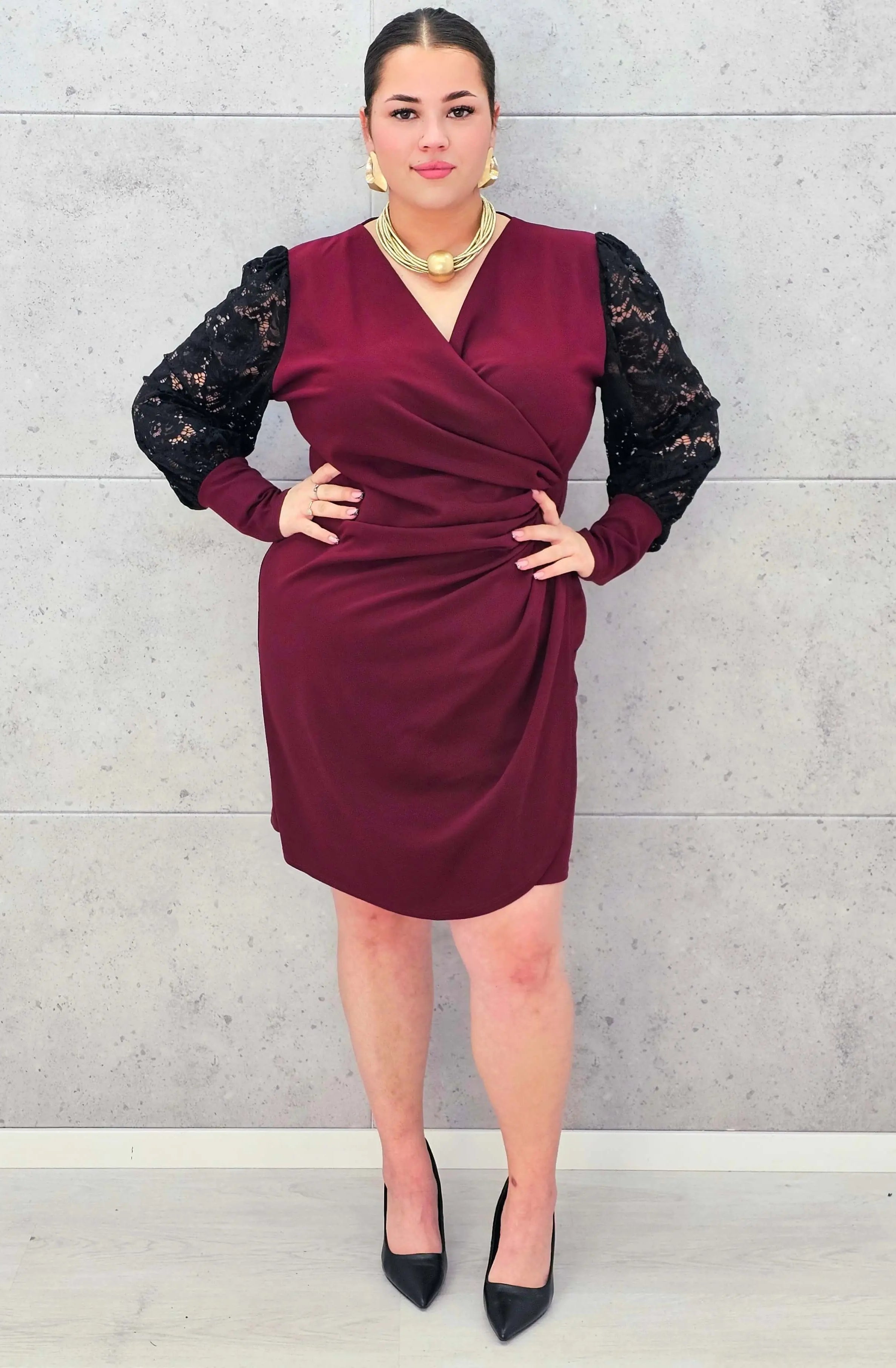 Elegancka Sukienka plus size z Drapowanym Dekoltem i Koronkowymi Rękawami Stylowa XL