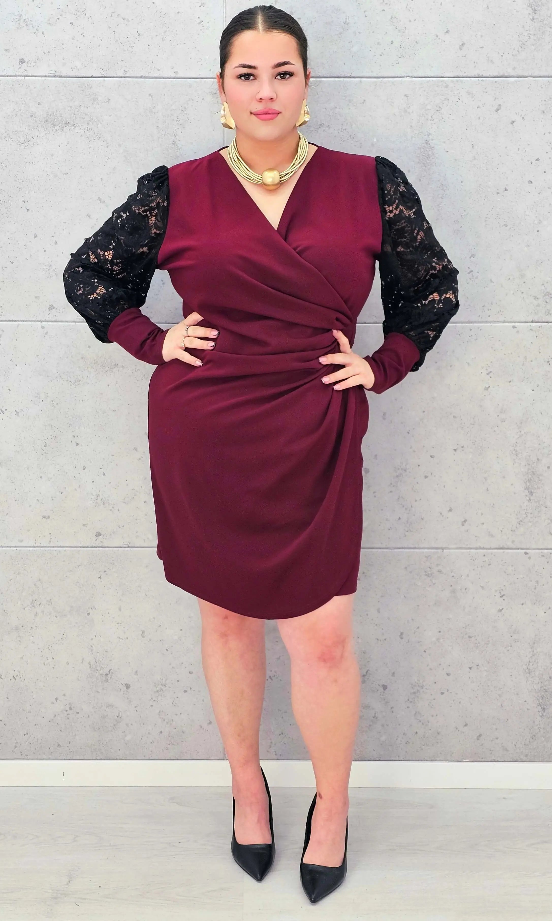 Elegancka Sukienka plus size z Drapowanym Dekoltem i Koronkowymi Rękawami Stylowa XL