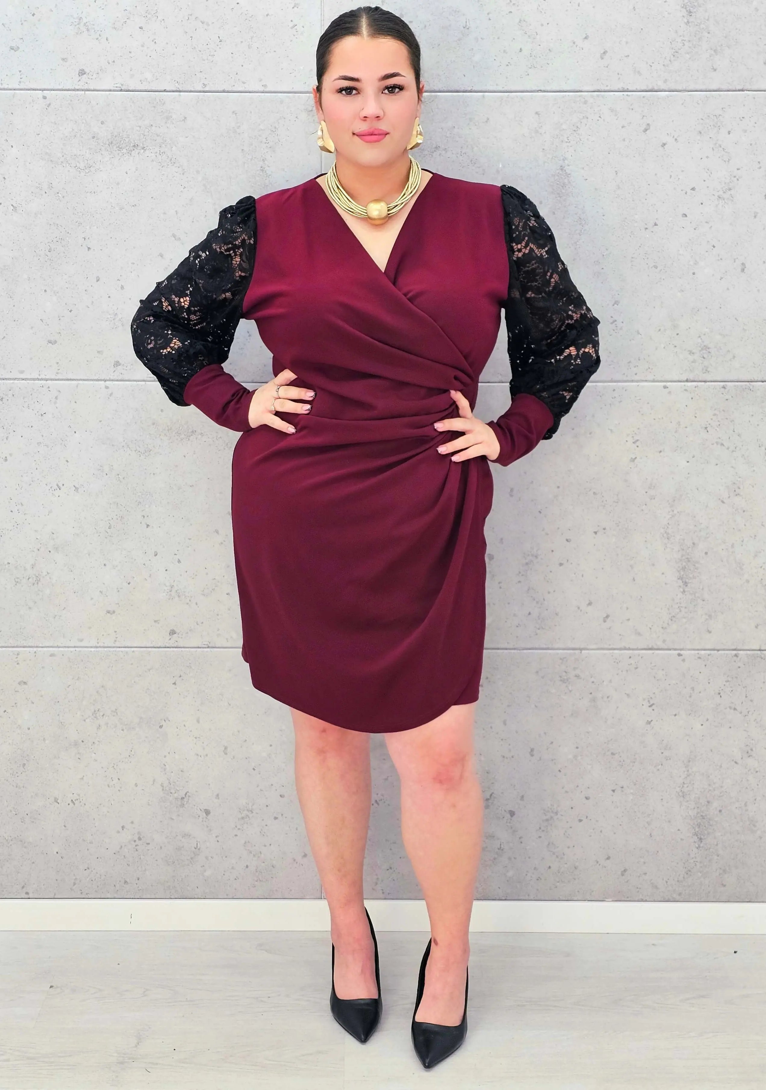 Elegancka Sukienka plus size z Drapowanym Dekoltem i Koronkowymi Rękawami Stylowa XL