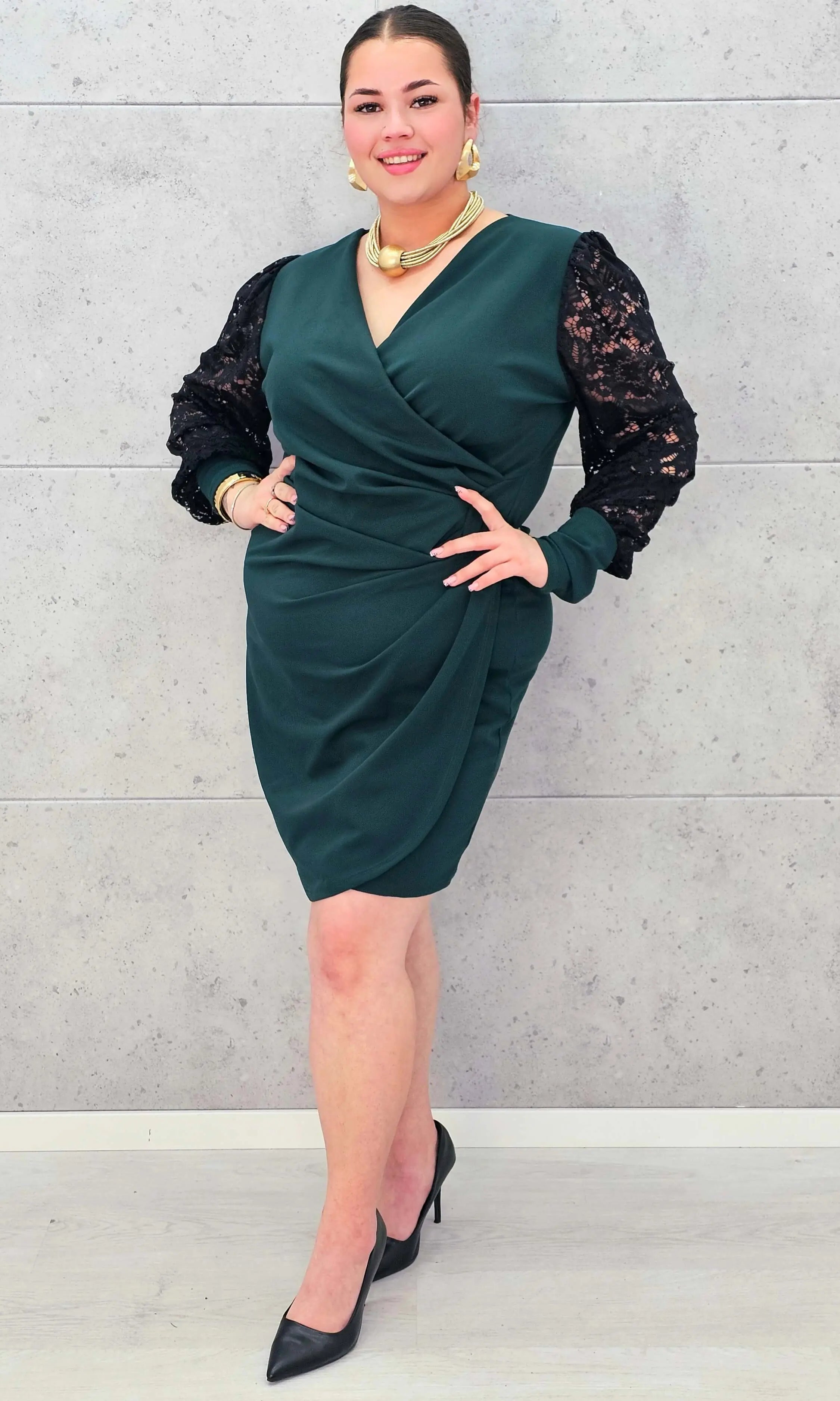 Elegancka Sukienka plus size z Drapowanym Dekoltem i Koronkowymi Rękawami Stylowa XL