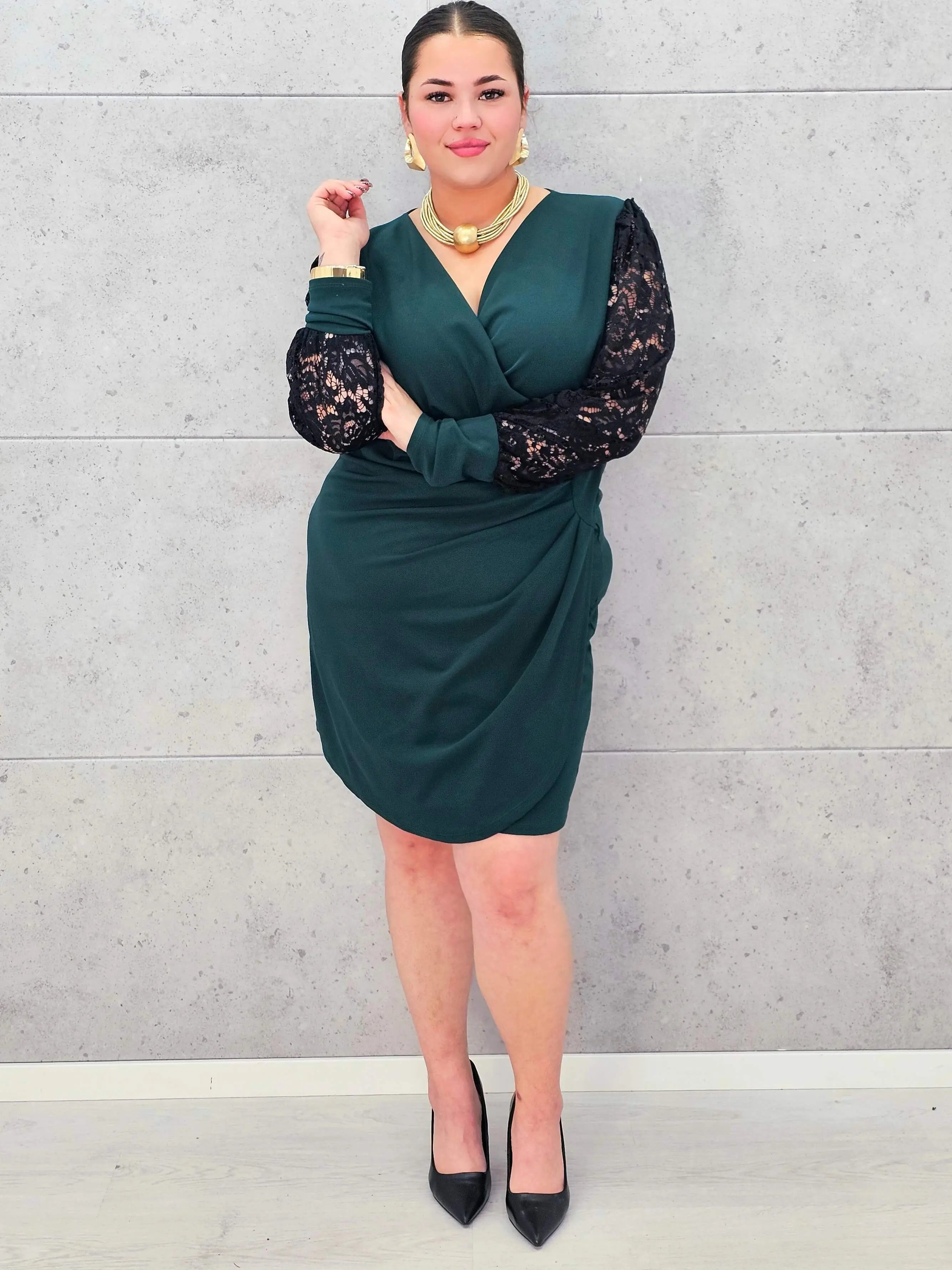 Elegancka Sukienka plus size z Drapowanym Dekoltem i Koronkowymi Rękawami Stylowa XL