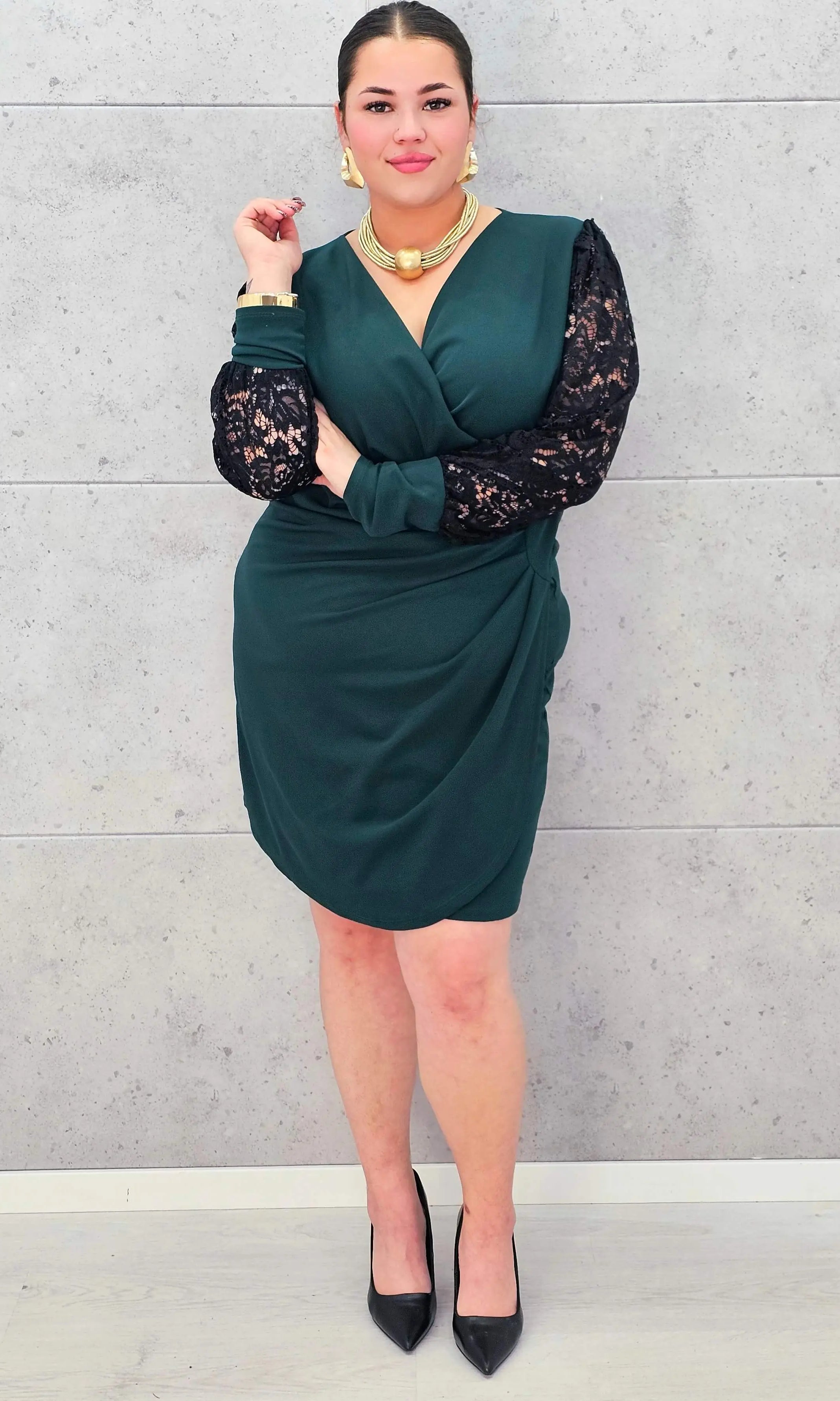 Elegancka Sukienka plus size z Drapowanym Dekoltem i Koronkowymi Rękawami Stylowa XL