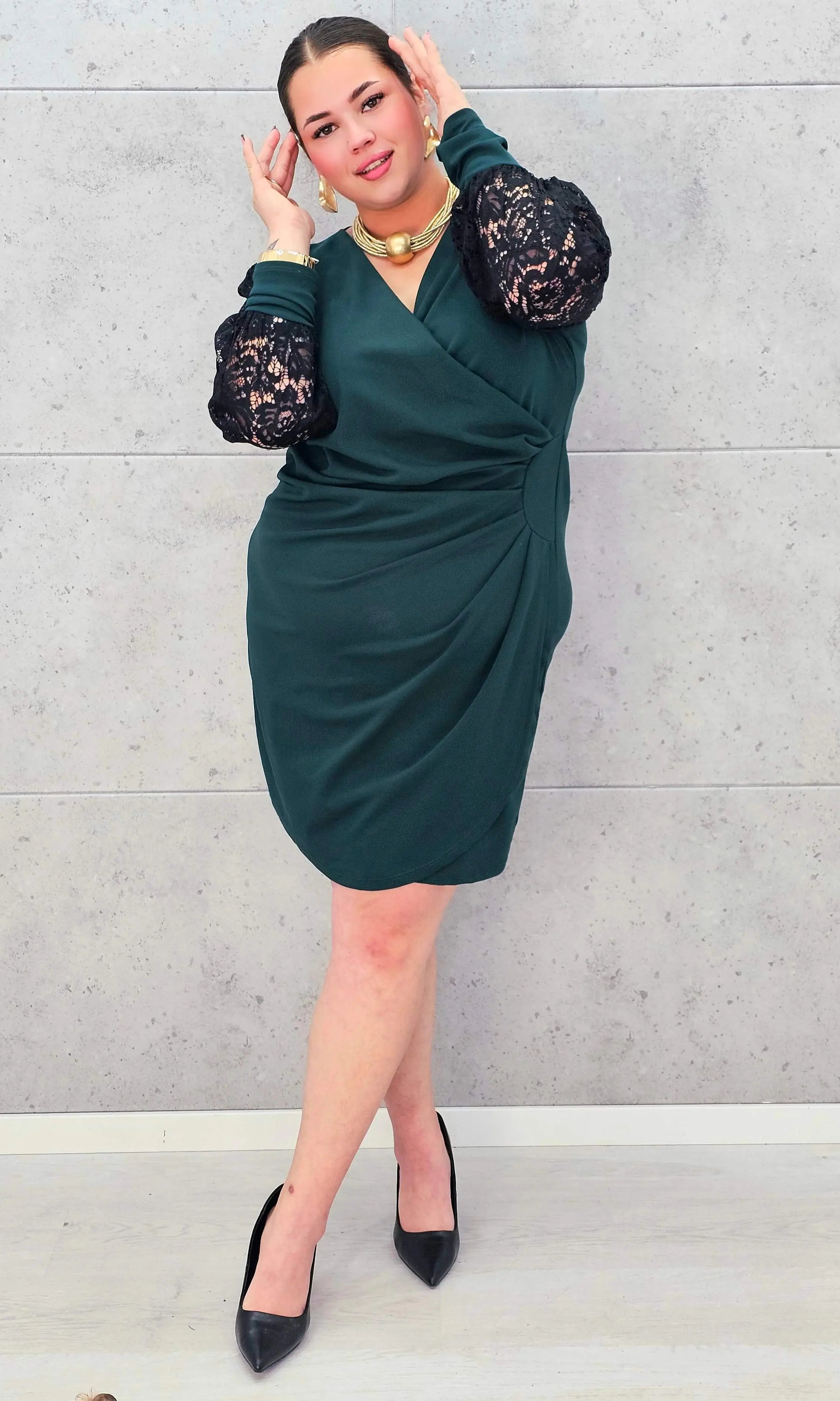 Elegancka Sukienka plus size z Drapowanym Dekoltem i Koronkowymi Rękawami Stylowa XL