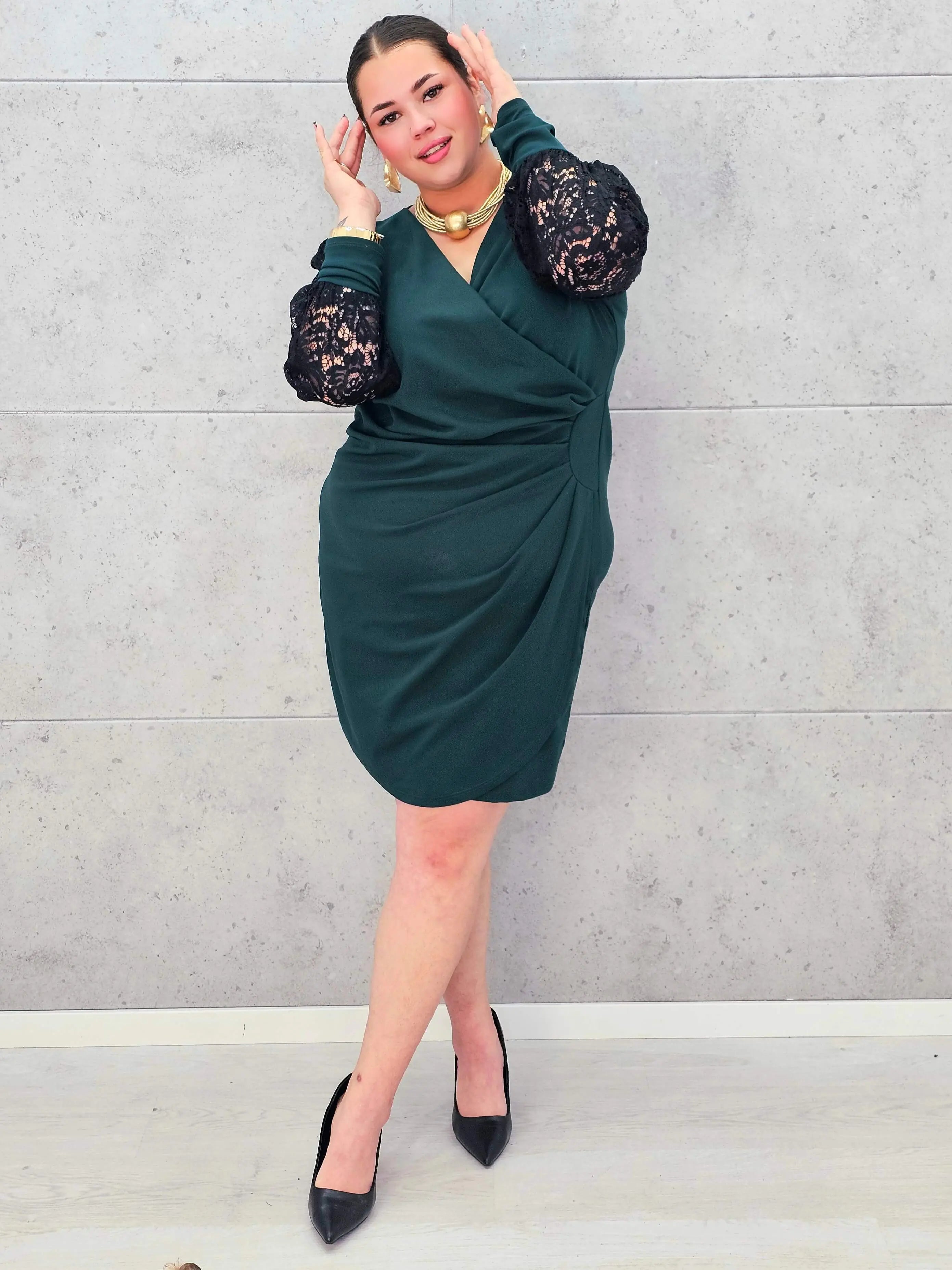 Elegancka Sukienka plus size z Drapowanym Dekoltem i Koronkowymi Rękawami Stylowa XL