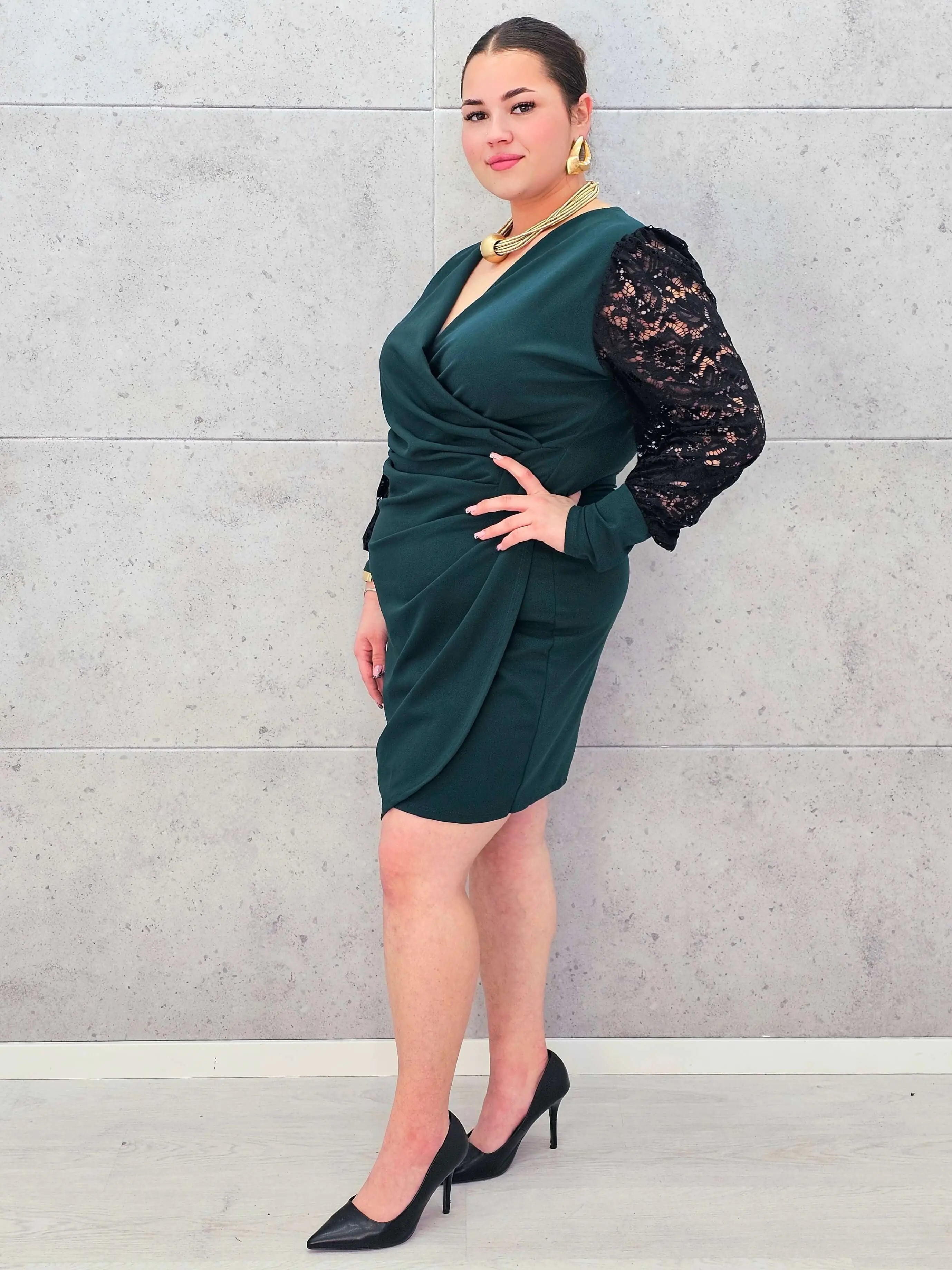 Elegancka Sukienka plus size z Drapowanym Dekoltem i Koronkowymi Rękawami Stylowa XL