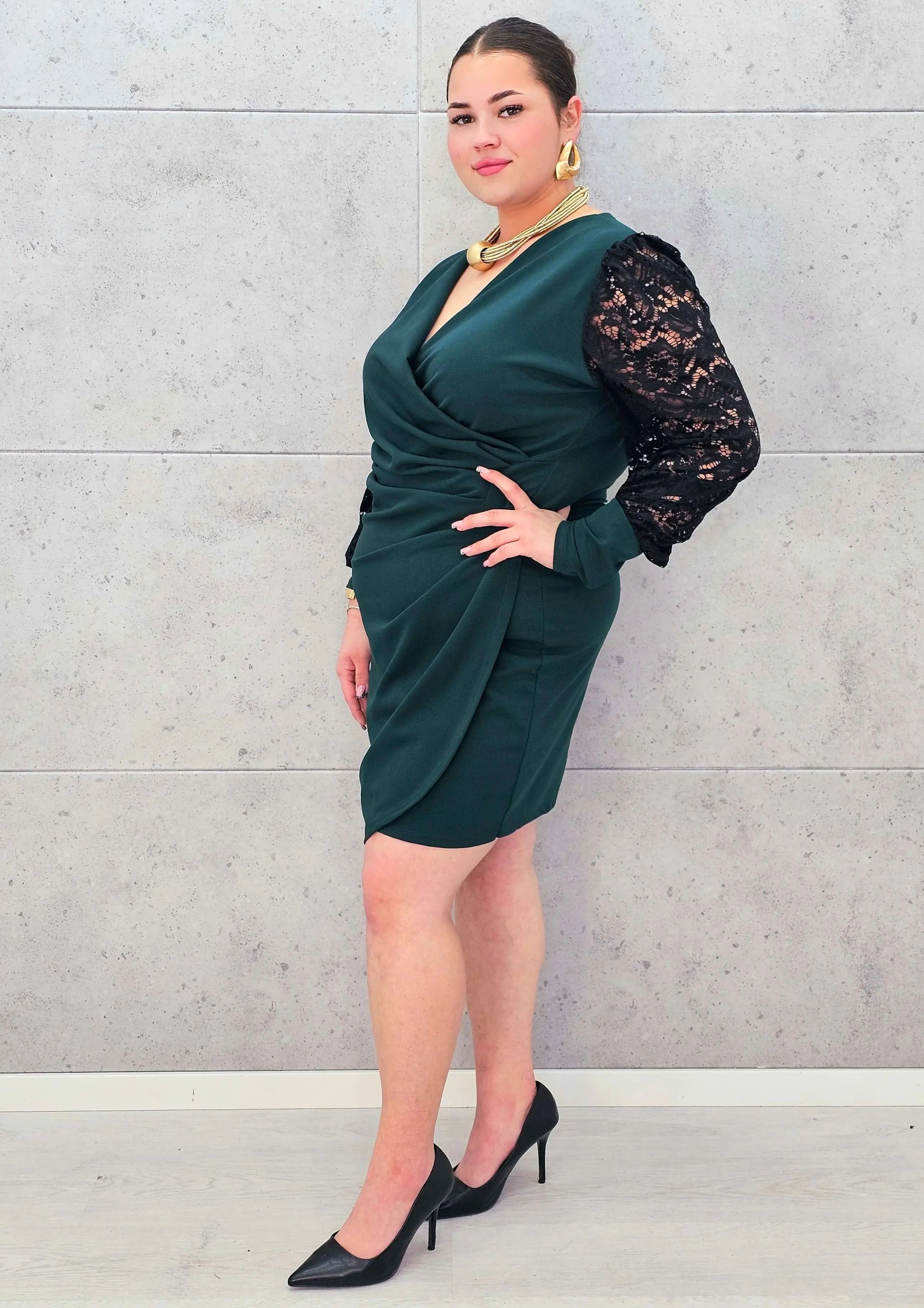 Elegancka Sukienka plus size z Drapowanym Dekoltem i Koronkowymi Rękawami Stylowa XL
