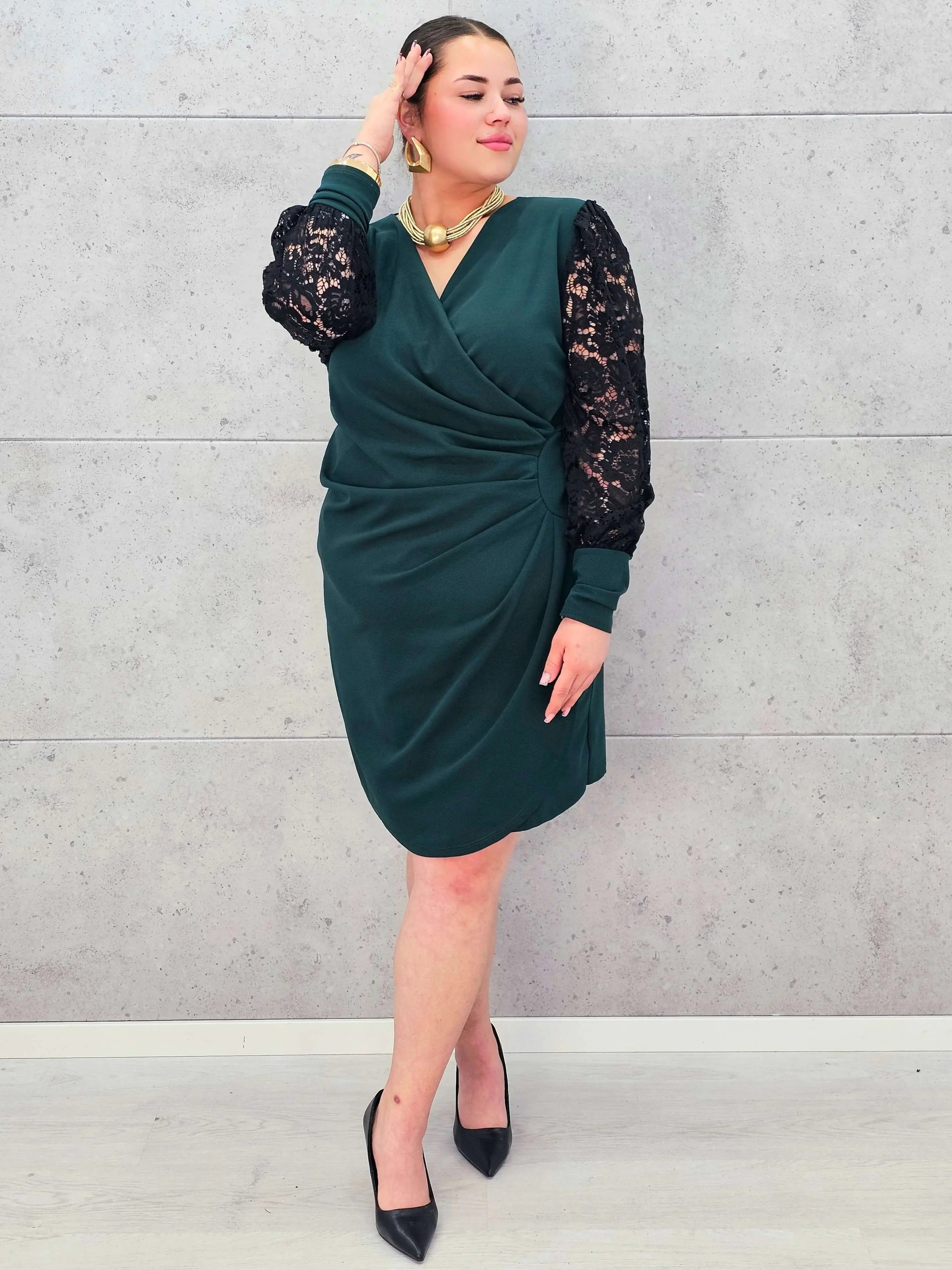 Elegancka Sukienka plus size z Drapowanym Dekoltem i Koronkowymi Rękawami Stylowa XL