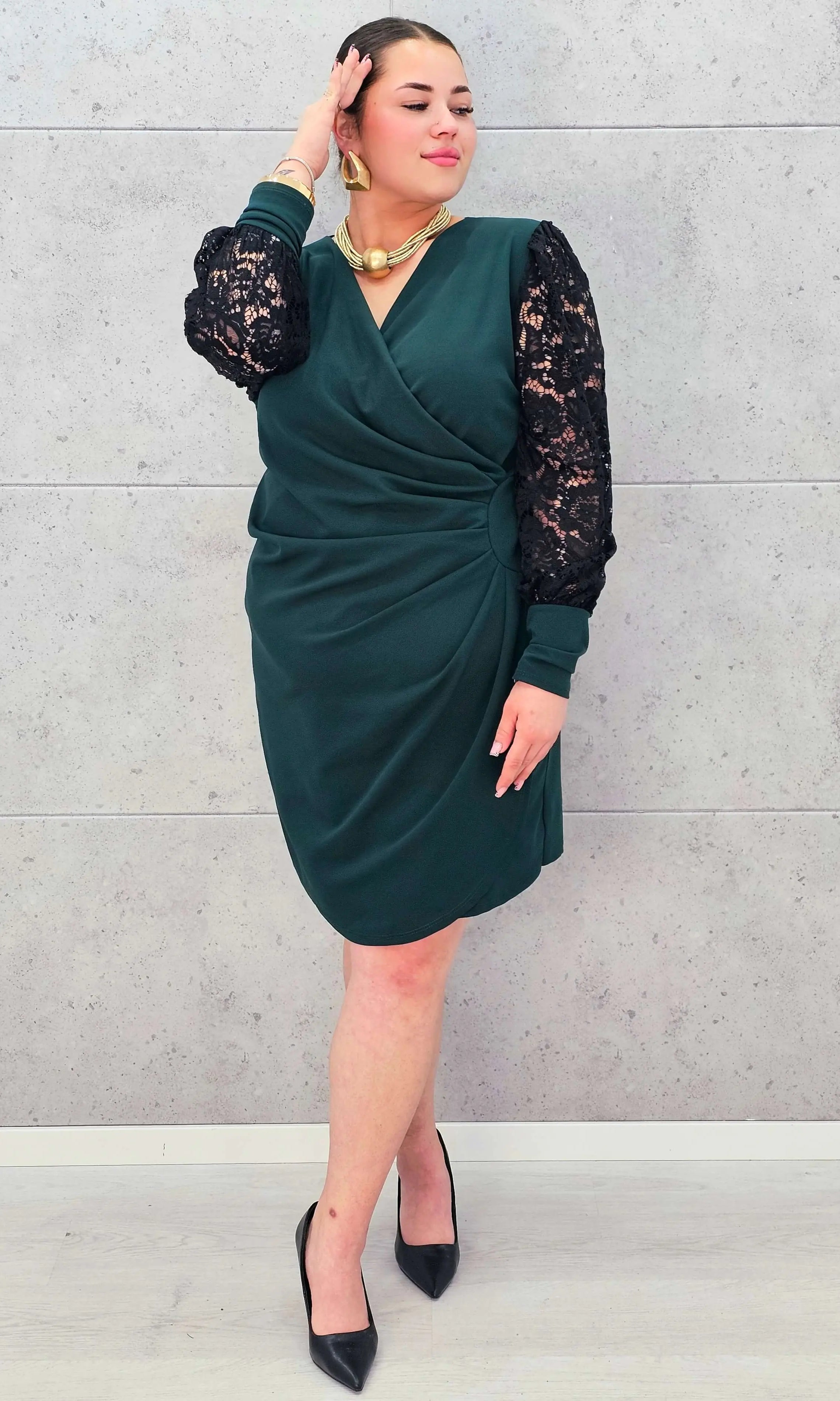 Elegancka Sukienka plus size z Drapowanym Dekoltem i Koronkowymi Rękawami Stylowa XL