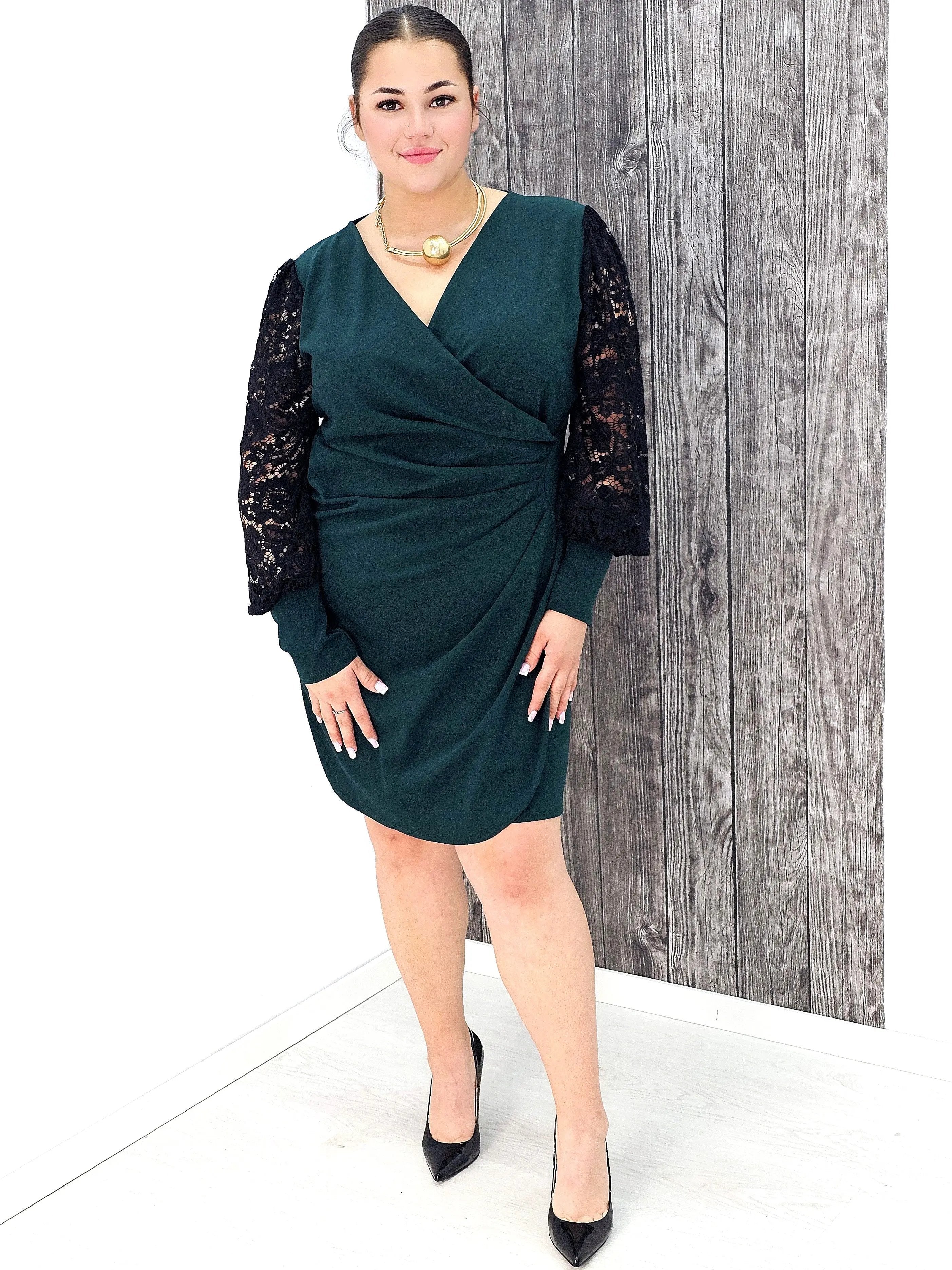 Elegancka Sukienka plus size z Drapowanym Dekoltem i Koronkowymi Rękawami Stylowa XL