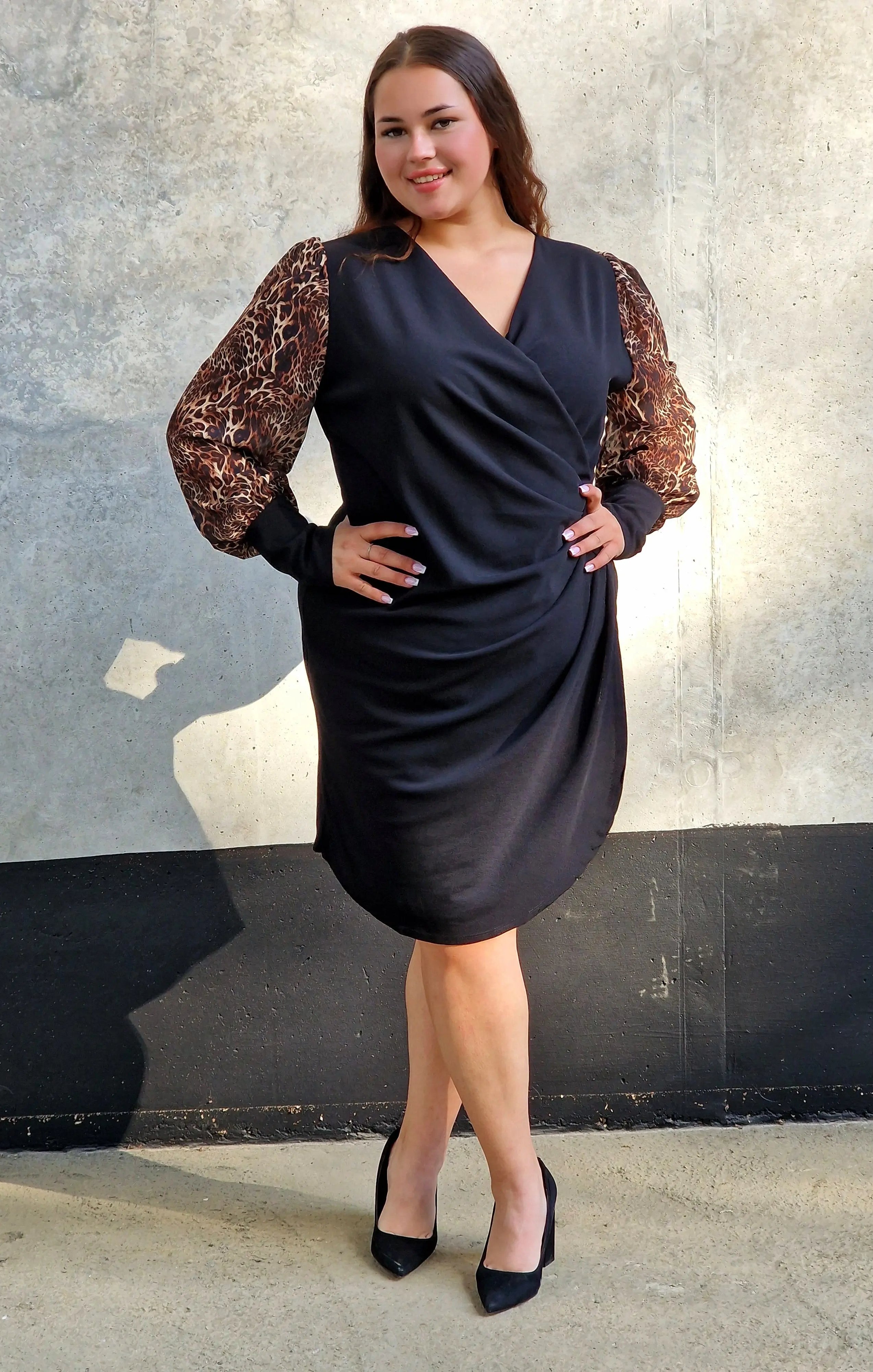 Elegancka Sukienka z Drapieżnym Akcentem Stylowa XL