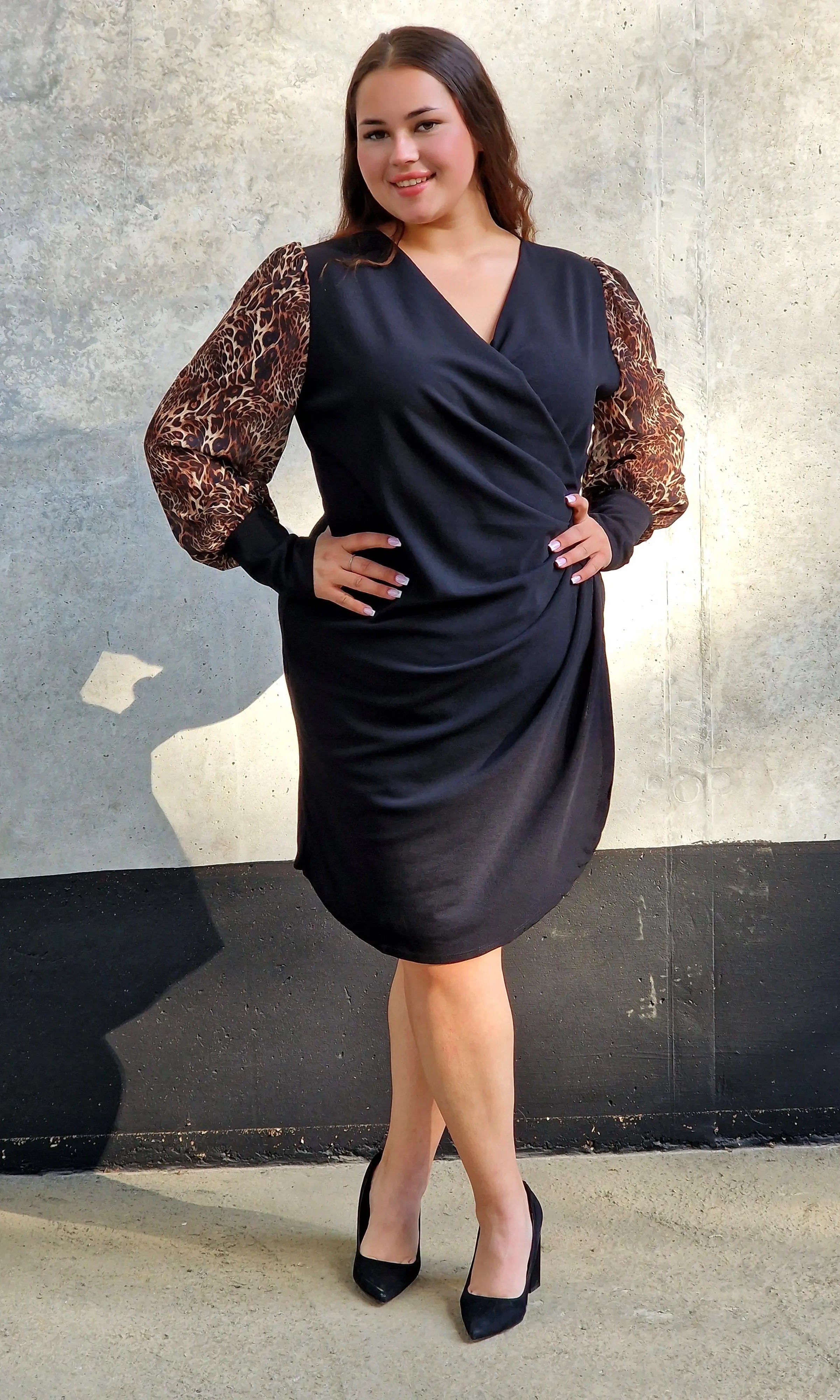 Elegancka Sukienka z Drapieżnym Akcentem Stylowa XL