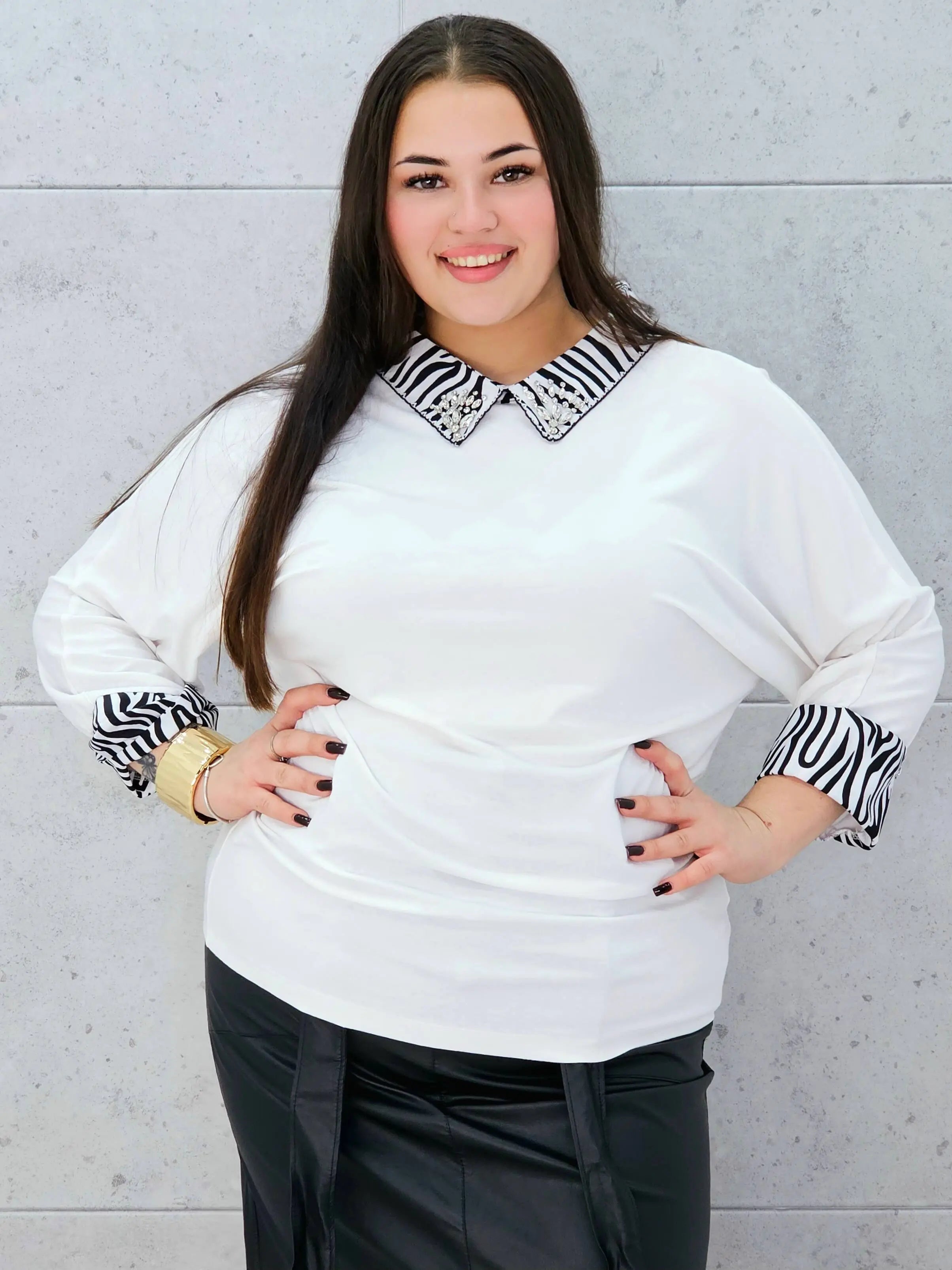 Elegancka bluzka plus size z kołnierzykiem zebra – biel z nutą luksusu Stylowa XL Stylowa XL