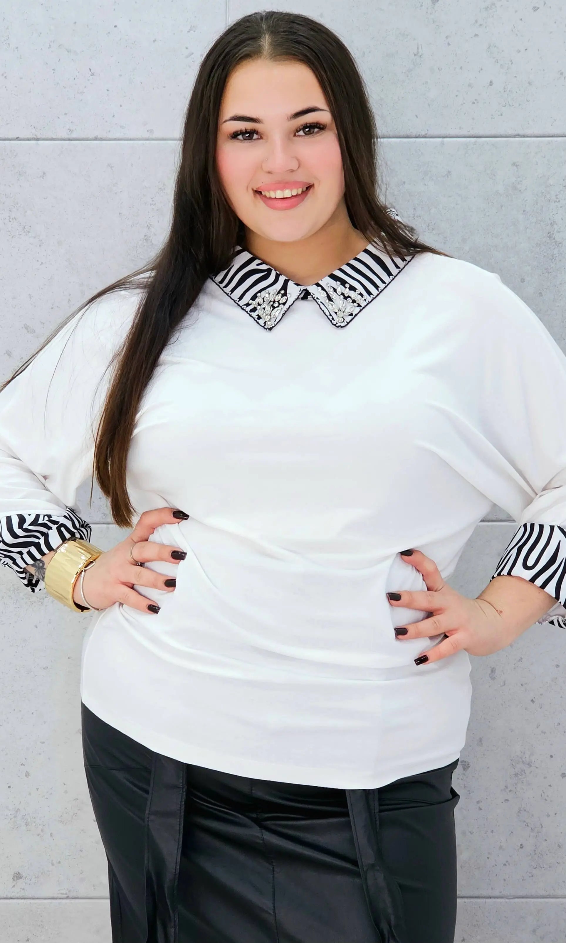 Elegancka bluzka plus size z kołnierzykiem zebra – biel z nutą luksusu Stylowa XL Stylowa XL