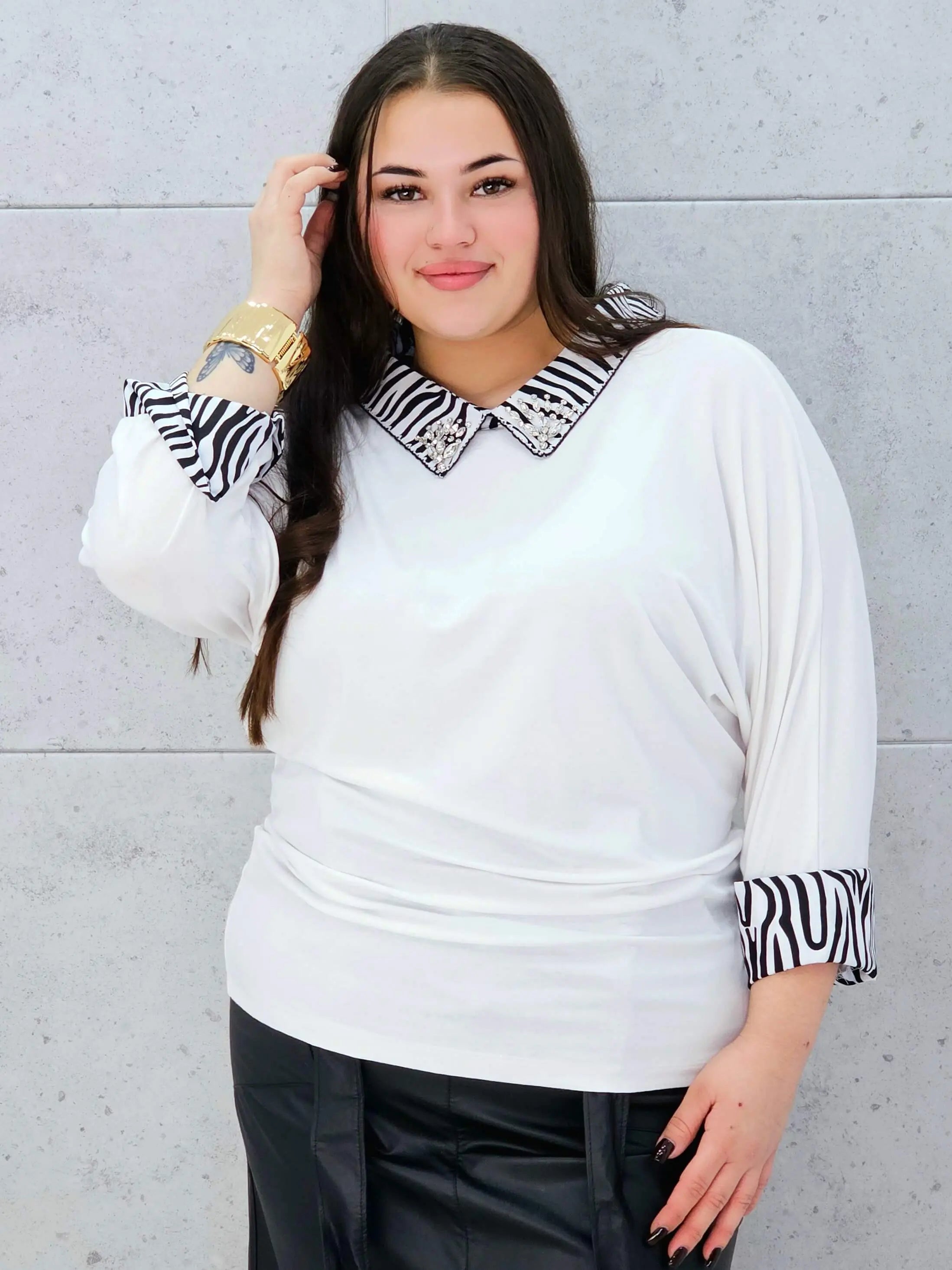Elegancka bluzka plus size z kołnierzykiem zebra – biel z nutą luksusu Stylowa XL Stylowa XL