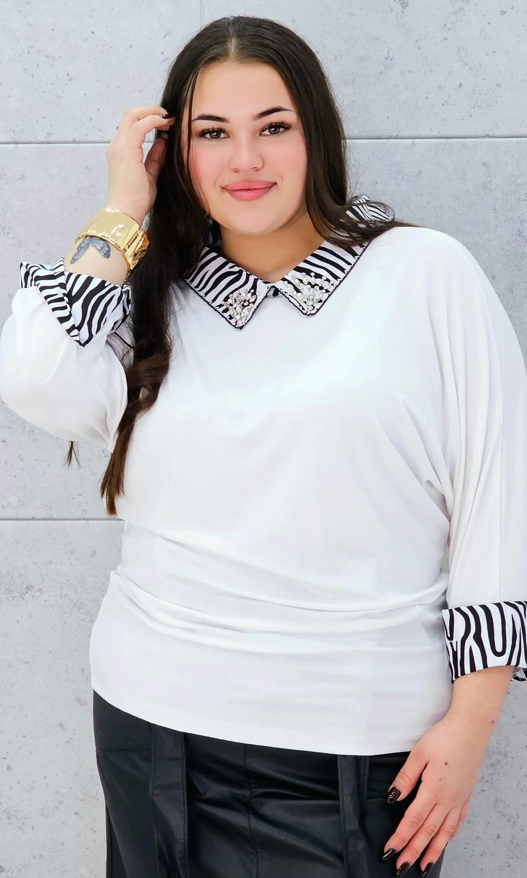 Elegancka bluzka plus size z kołnierzykiem zebra – biel z nutą luksusu Stylowa XL Stylowa XL