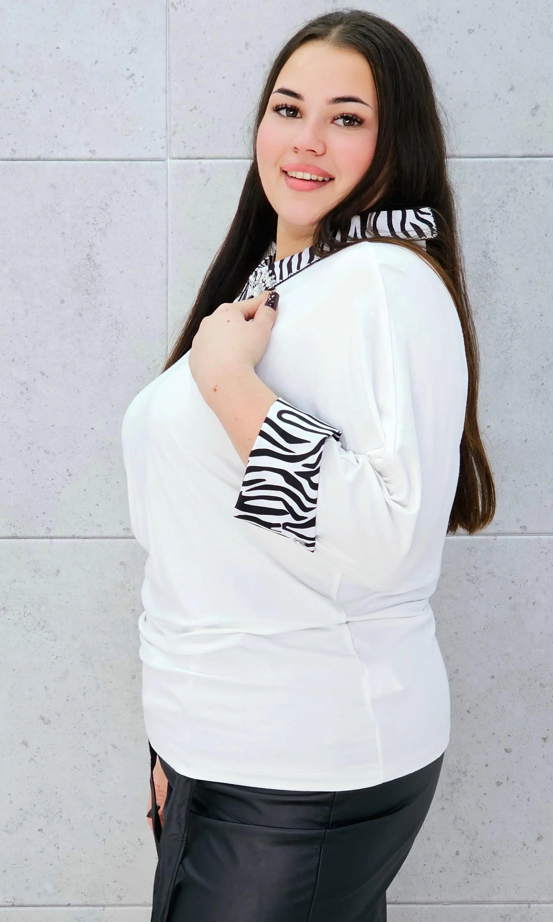 Elegancka bluzka plus size z kołnierzykiem zebra – biel z nutą luksusu Stylowa XL Stylowa XL