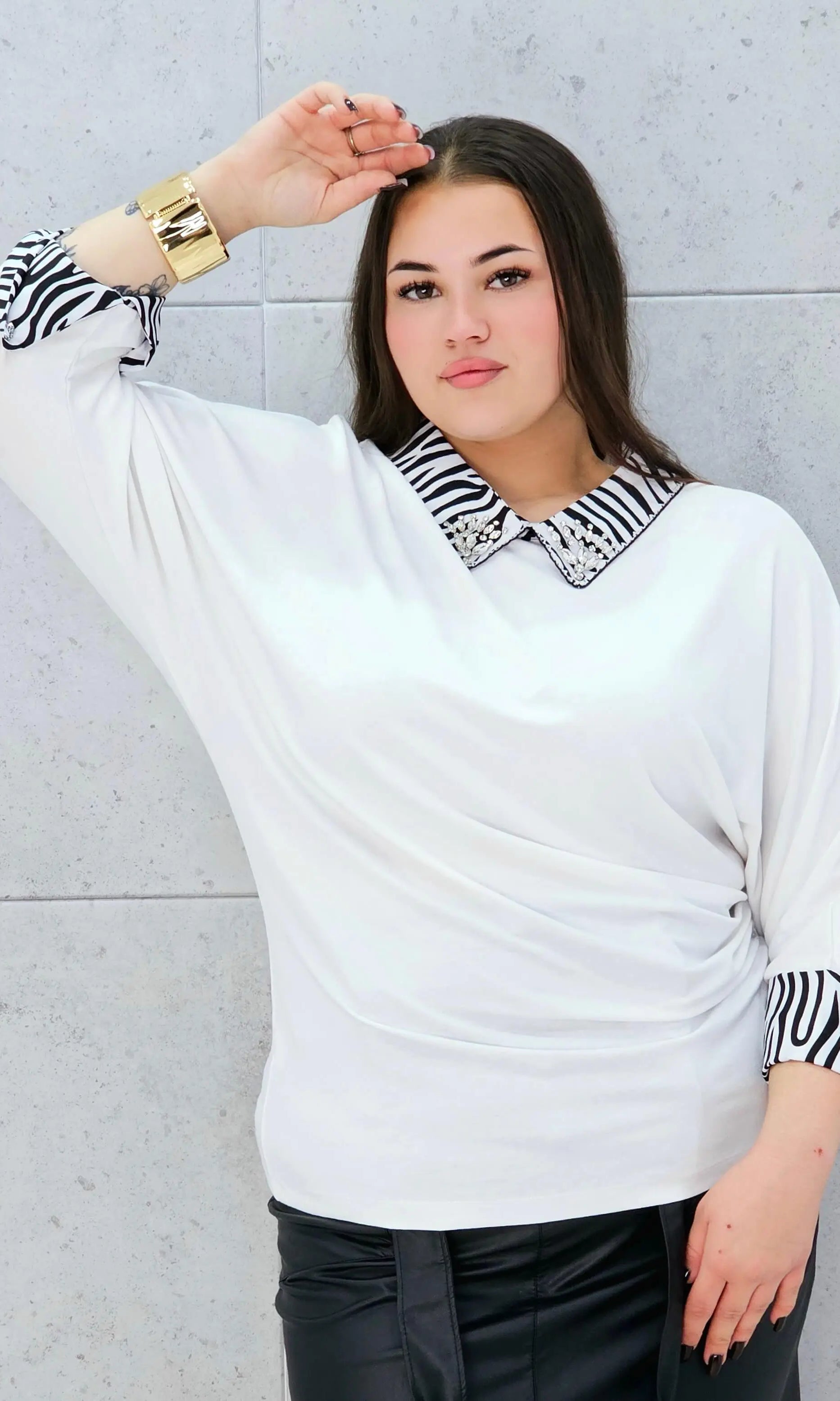Elegancka bluzka plus size z kołnierzykiem zebra – biel z nutą luksusu Stylowa XL Stylowa XL