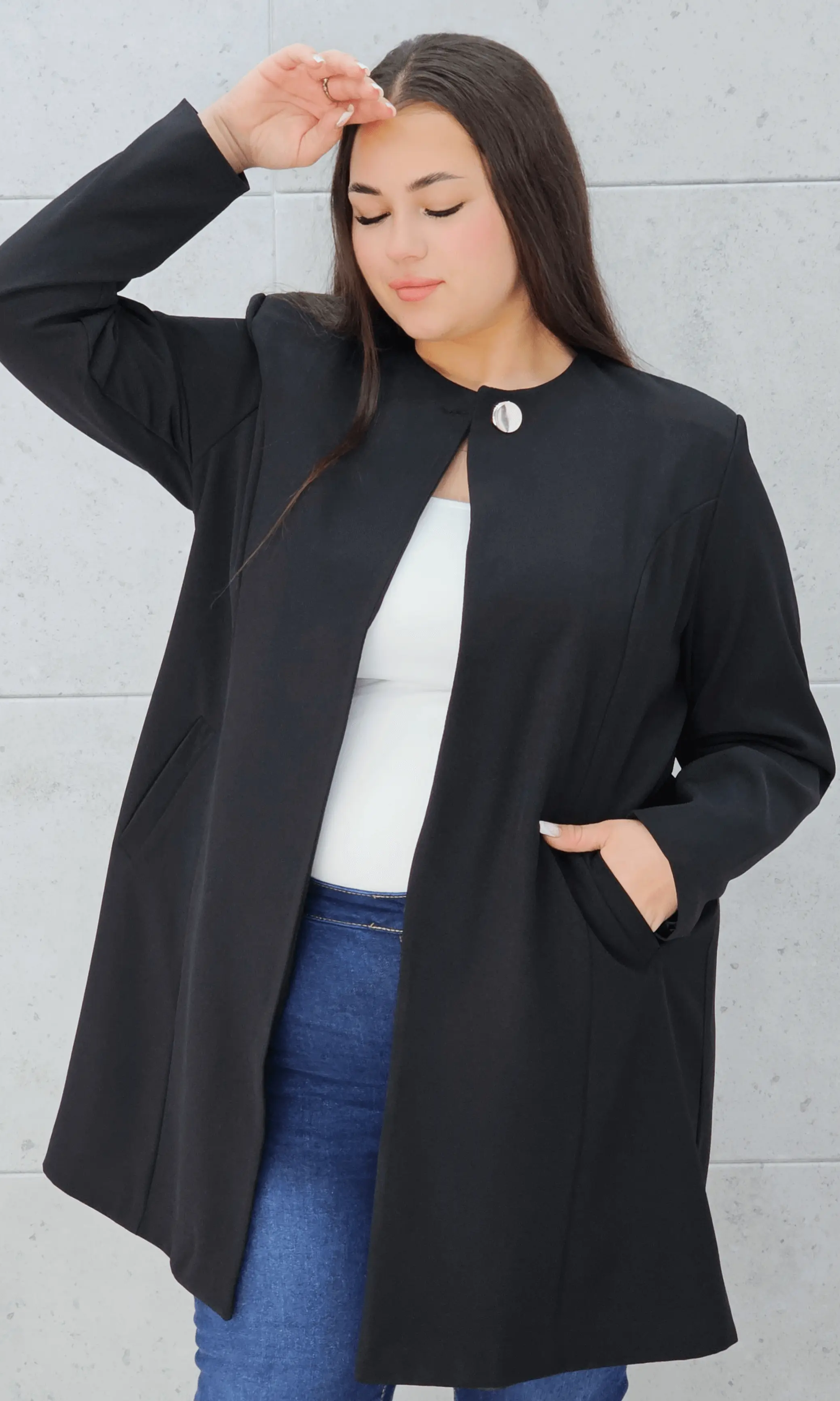 Elegancka przedłużana marynarka z ozdobnym zapięciem Stylowa XL