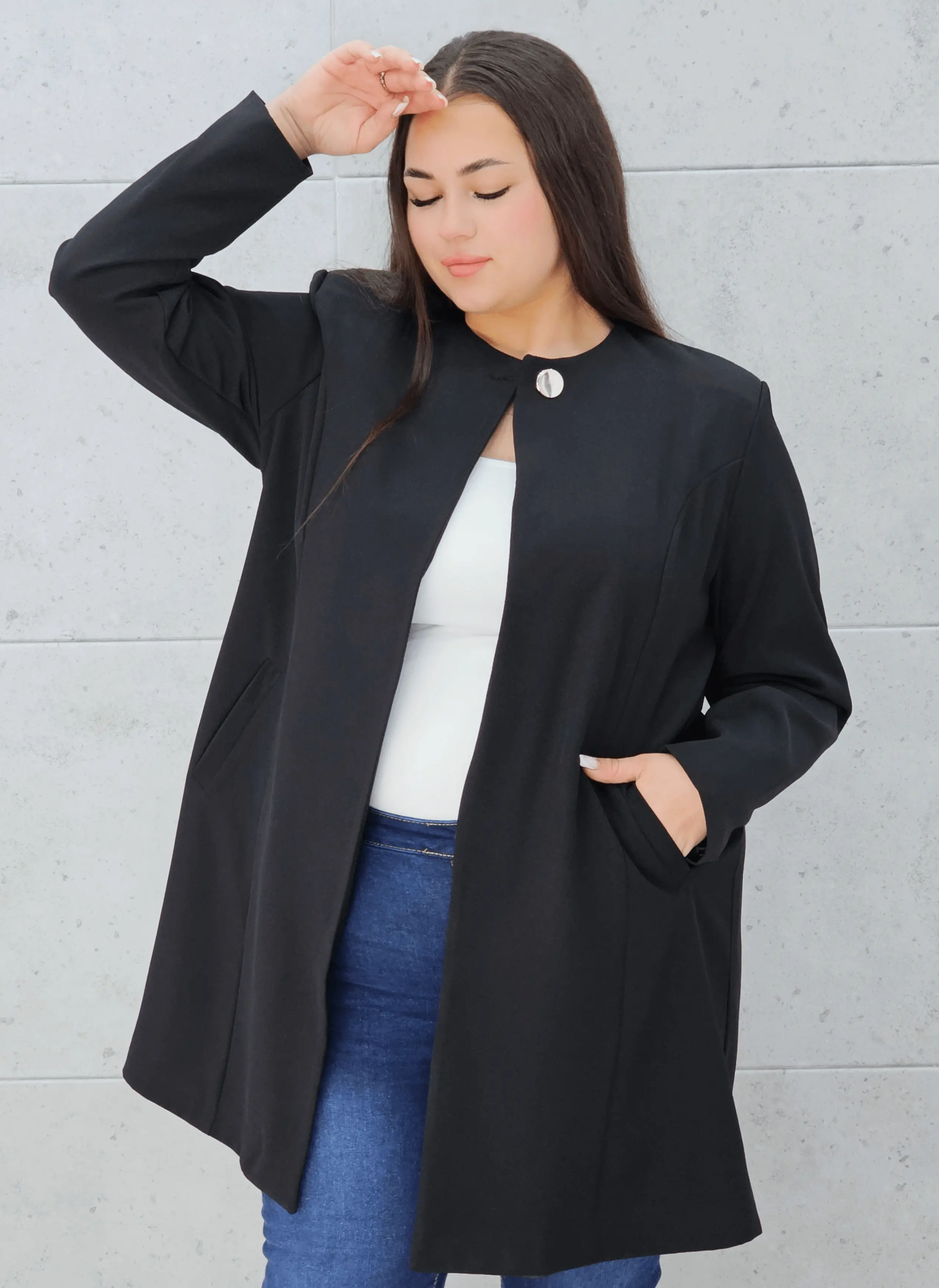 Elegancka przedłużana marynarka z ozdobnym zapięciem Stylowa XL